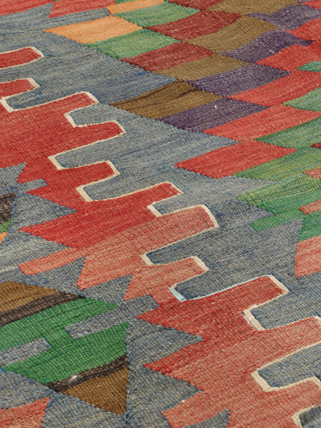 Tapis kelim turc vintage tissé à la main avec des motifs géométriques en losanges multicolores