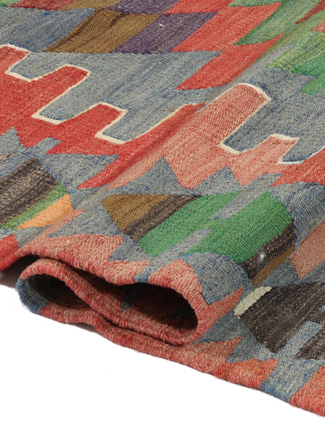 Tapis kelim turc vintage tissé à la main avec des motifs géométriques en losanges multicolores