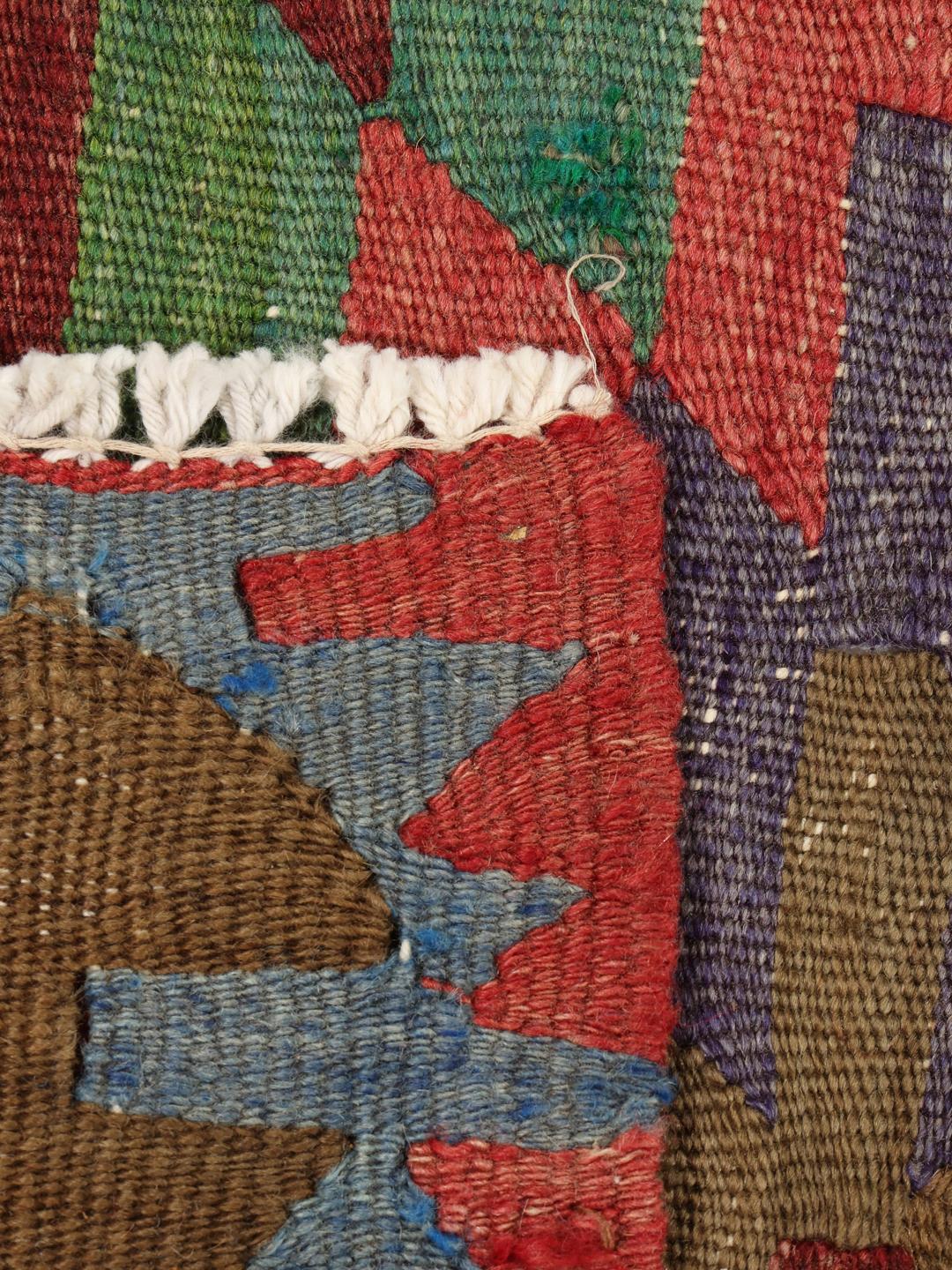 Tapis kelim turc vintage tissé à la main avec des motifs géométriques en losanges multicolores