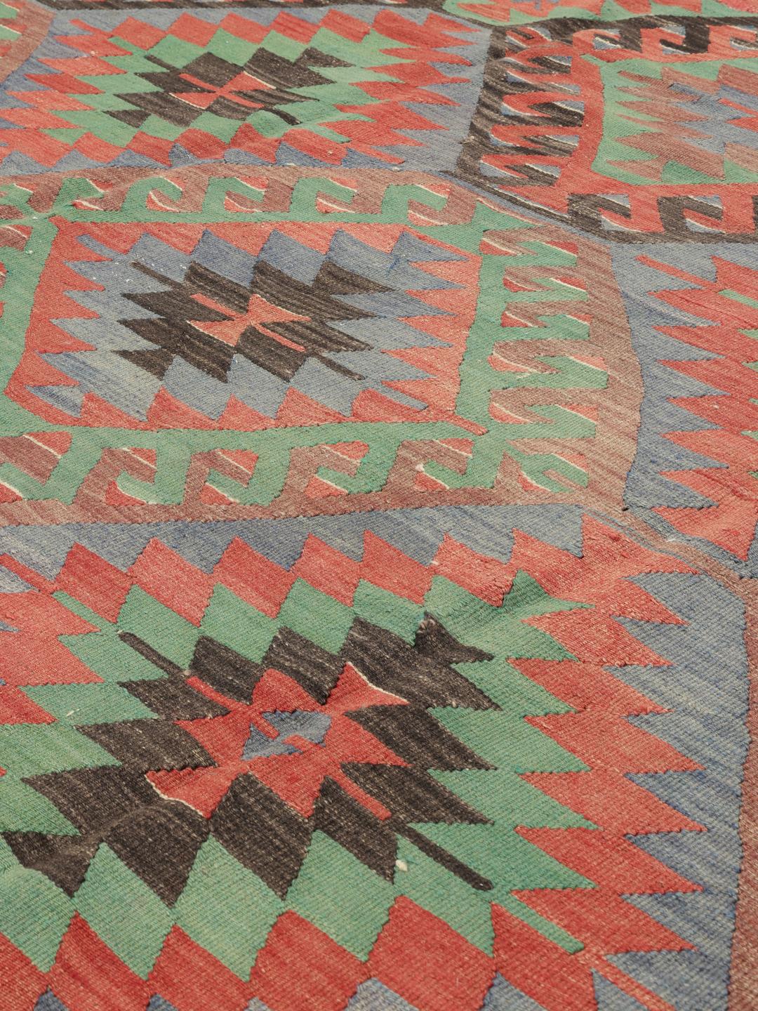Vintage håndvævet tyrkisk Kelim-tæppe med geometriske mønstre i uld i flere farver