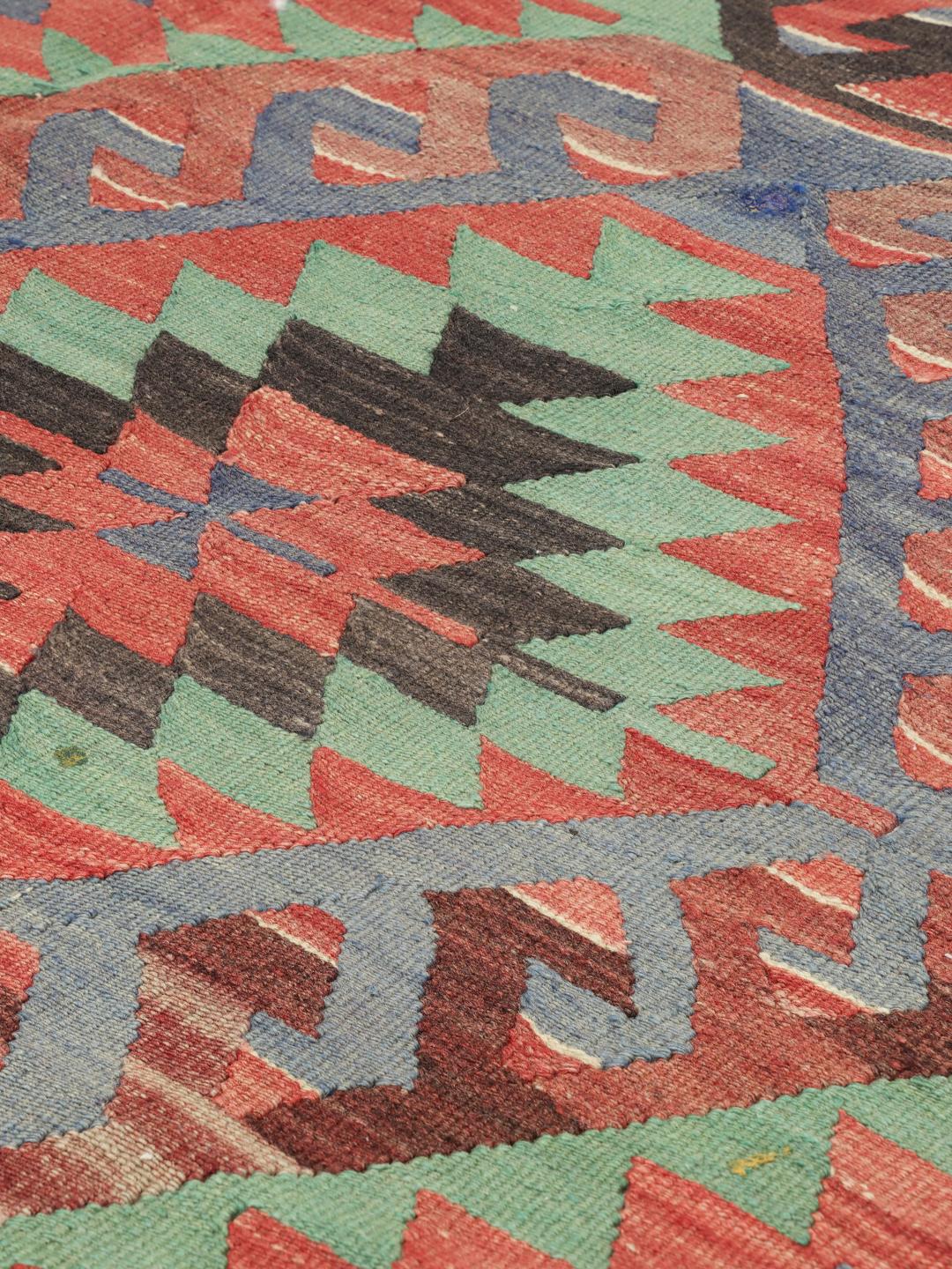 Vintage håndvævet tyrkisk Kelim-tæppe med geometriske mønstre i uld i flere farver
