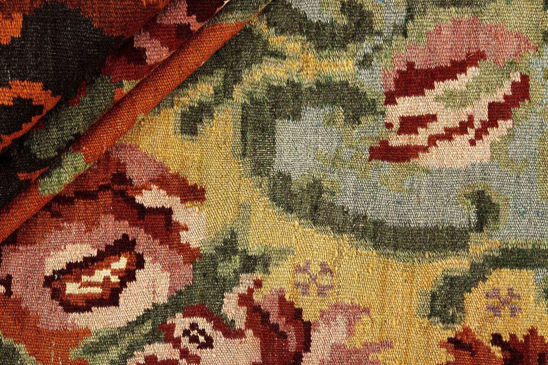Håndvævet moldovisk rose kilim-tæppe med levende blomstermønstre i multicolor