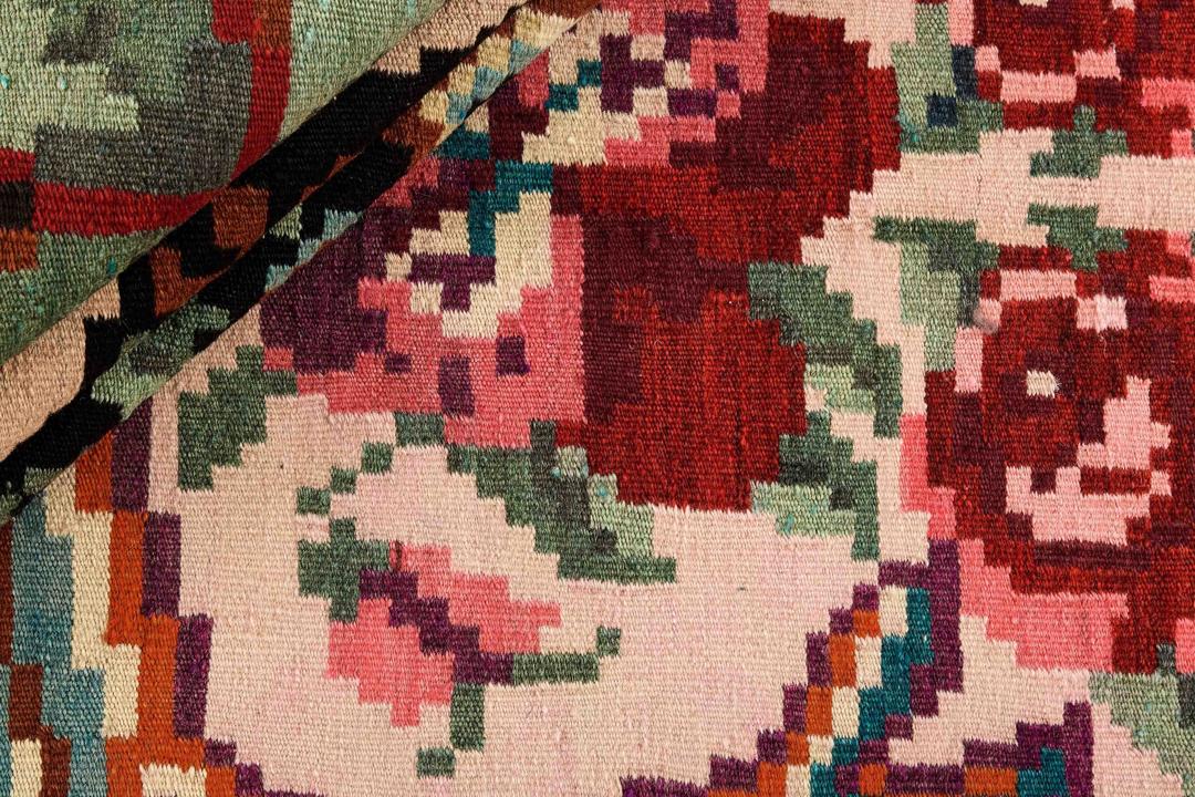 Handgeweven Moldavisch Rose Kelim vloerkleed met bloempatronen op een zwarte achtergrond