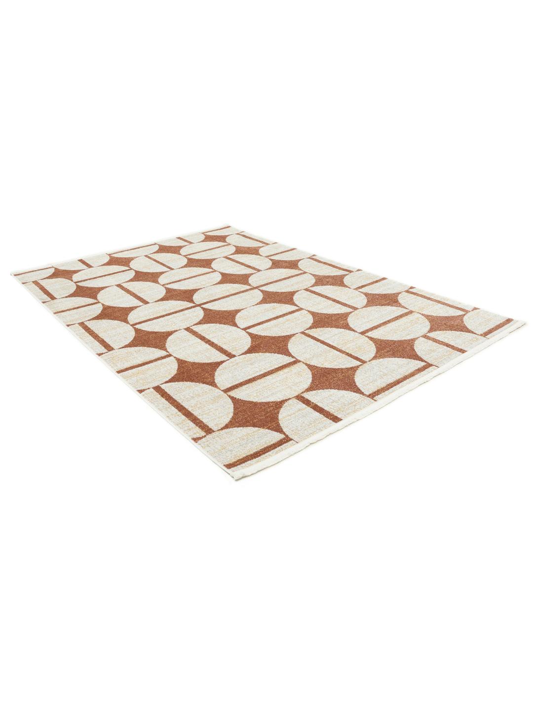 Een rechthoekig vloerkleed met een geometrisch patroon in roestrood en beige