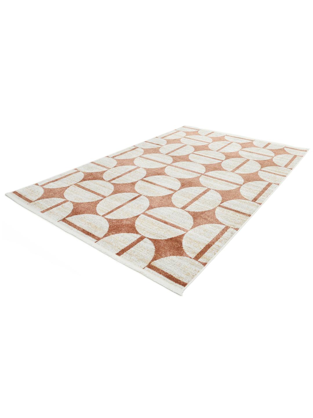 Een rechthoekig vloerkleed met een geometrisch patroon in roestrood en beige