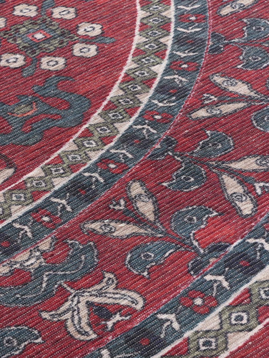 Rond rood tapijt met traditioneel patroon