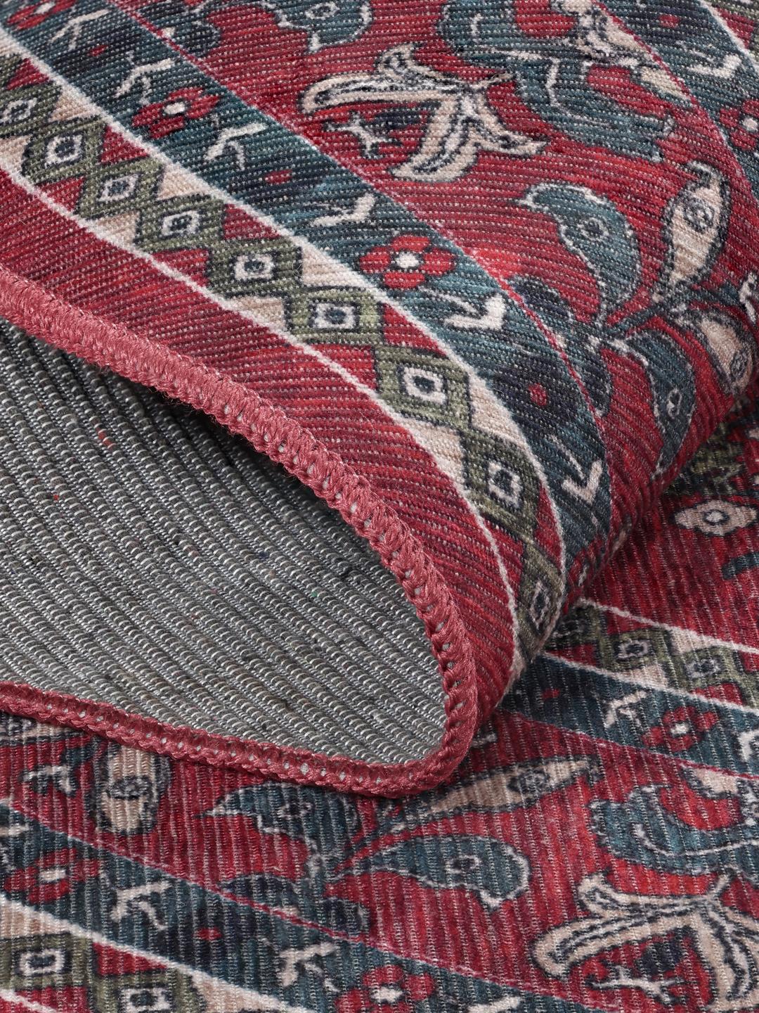 Rond rood tapijt met traditioneel patroon