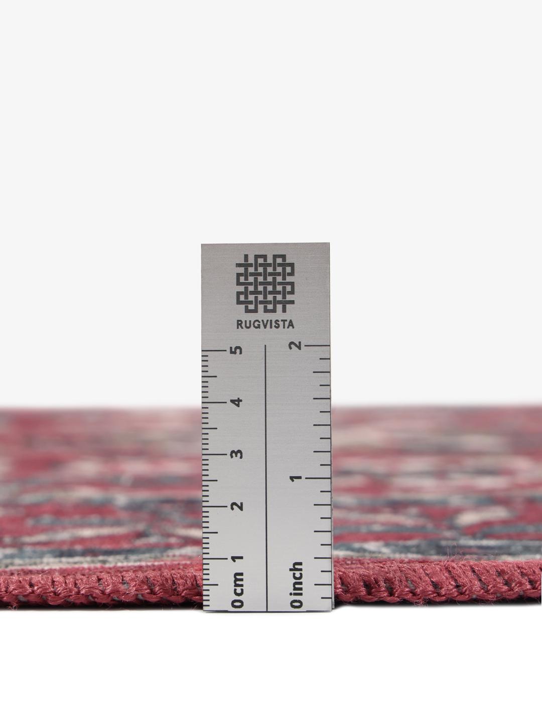 Rond rood tapijt met traditioneel patroon