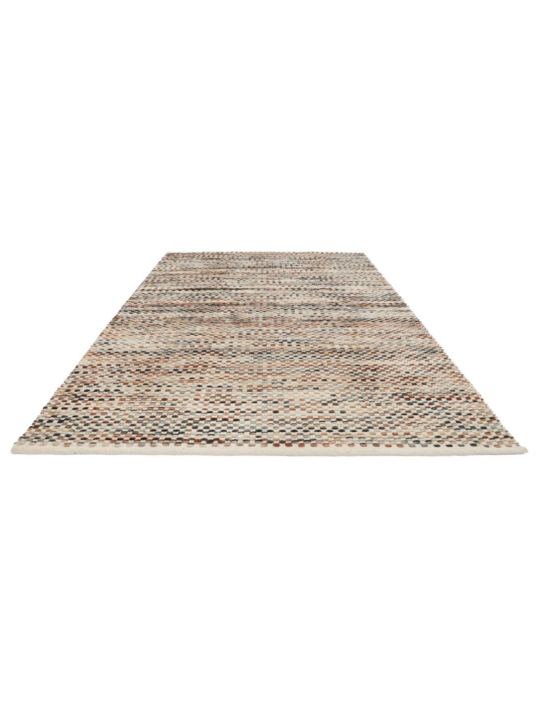Handgeweven wollen tapijt in roestrood met een getextureerd patroon van steentjes.