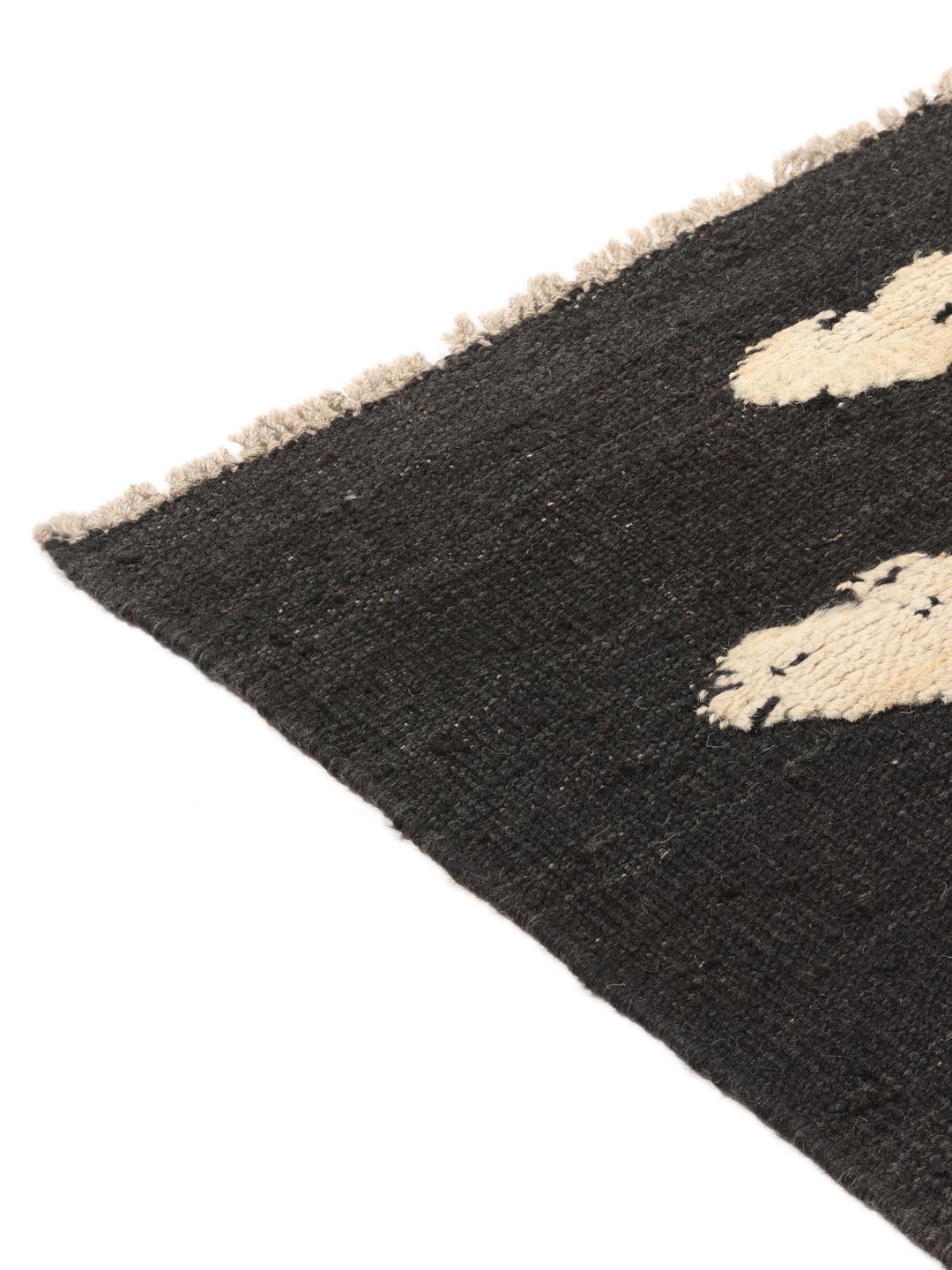 Tapis afghan tissé à la main avec un champ noir et un motif de cœurs répétés