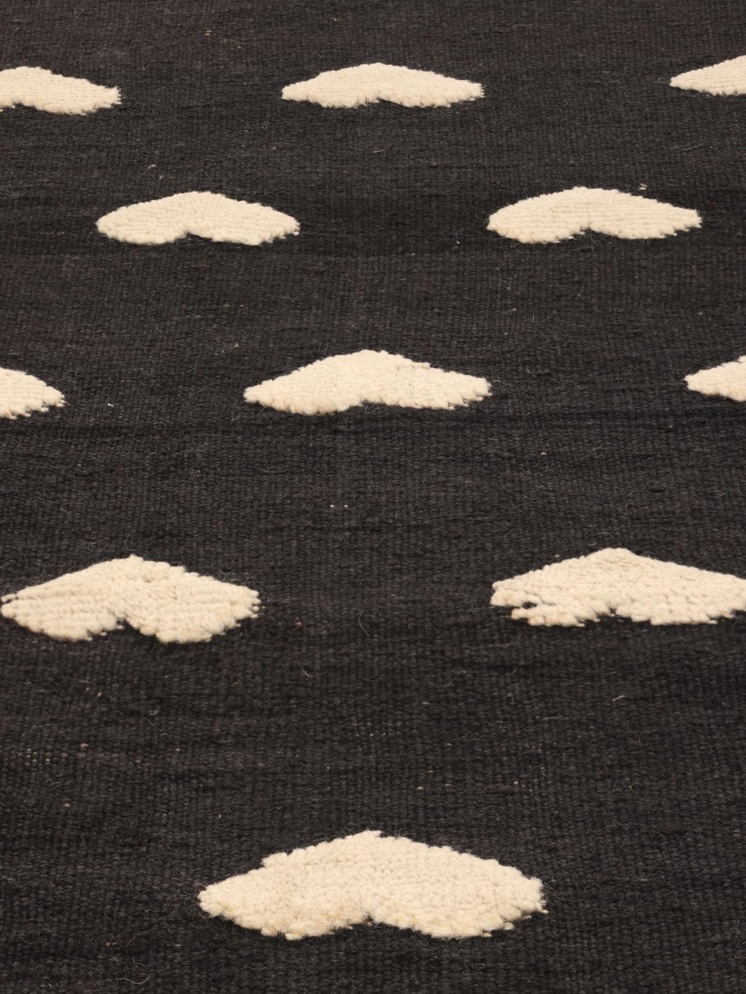 Tapis afghan tissé à la main avec un champ noir et un motif de cœurs répétés