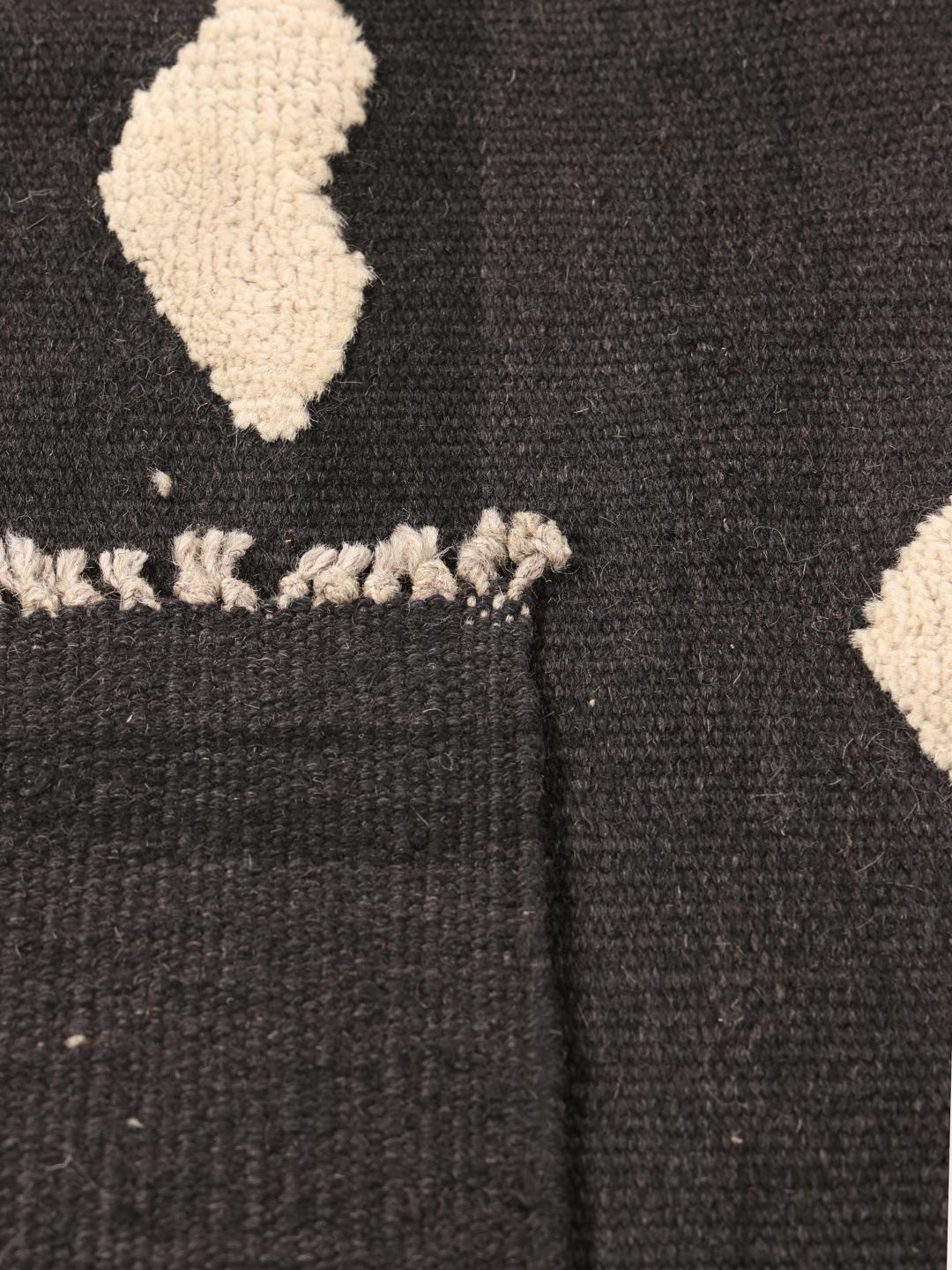 Tapis afghan tissé à la main avec un champ noir et un motif de cœurs répétés