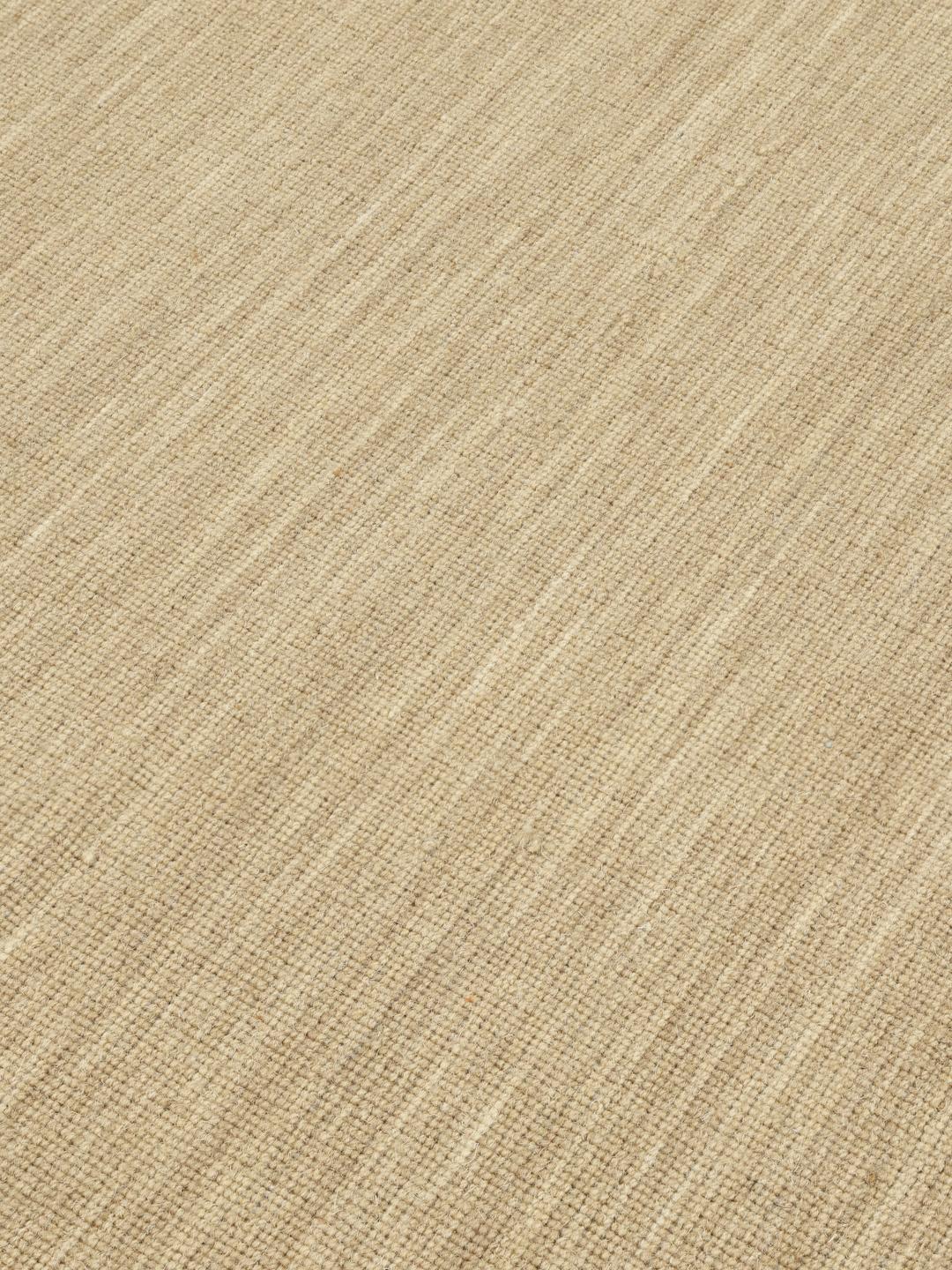 Beige fladvævet tæppe med lav luv