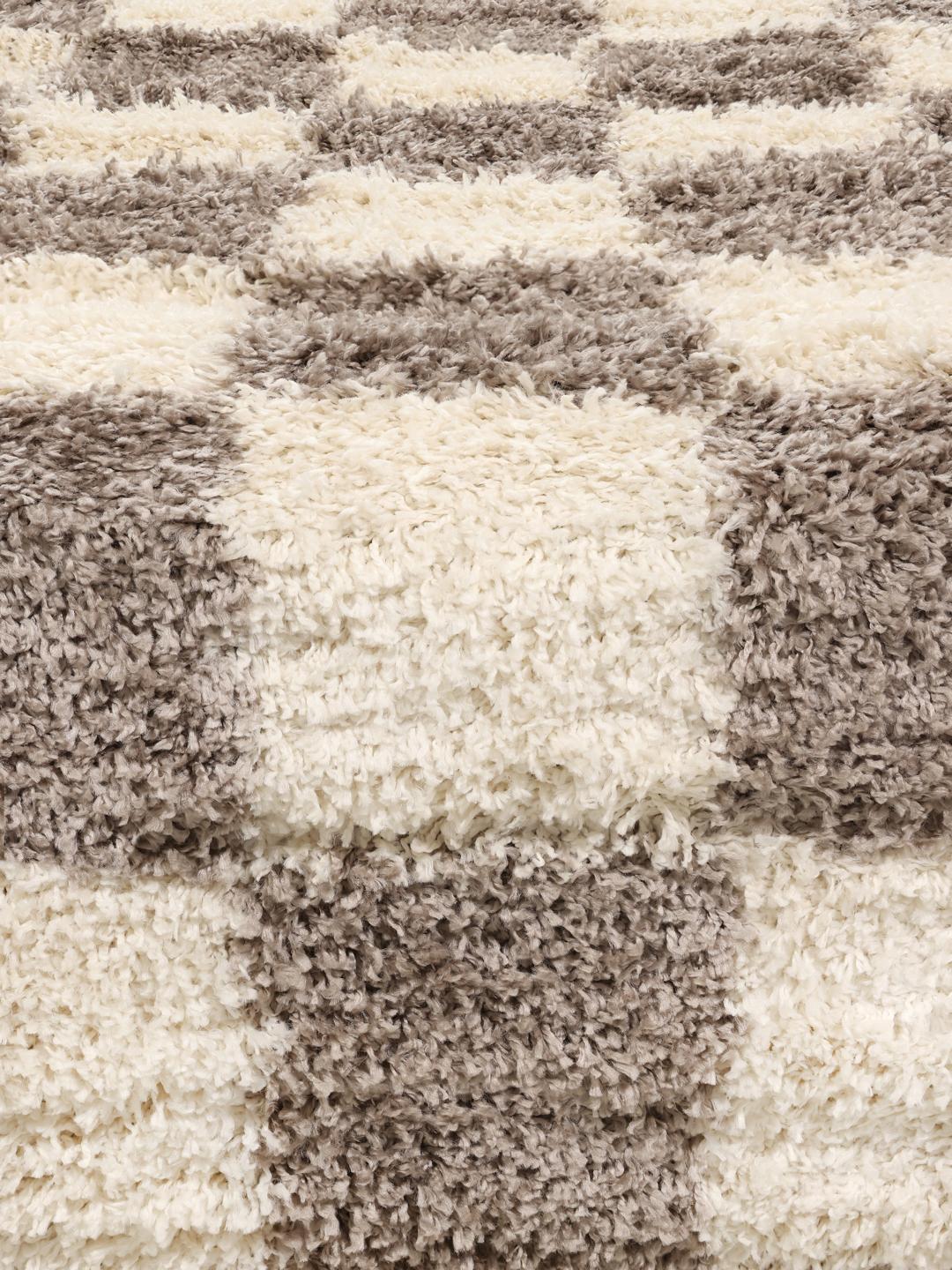 Un tapis de couloir à motif damier gris beige et blanc cassé