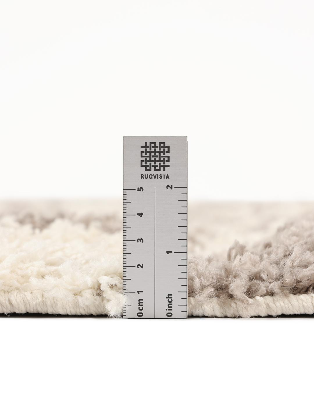 Un tapis de couloir à motif damier gris beige et blanc cassé