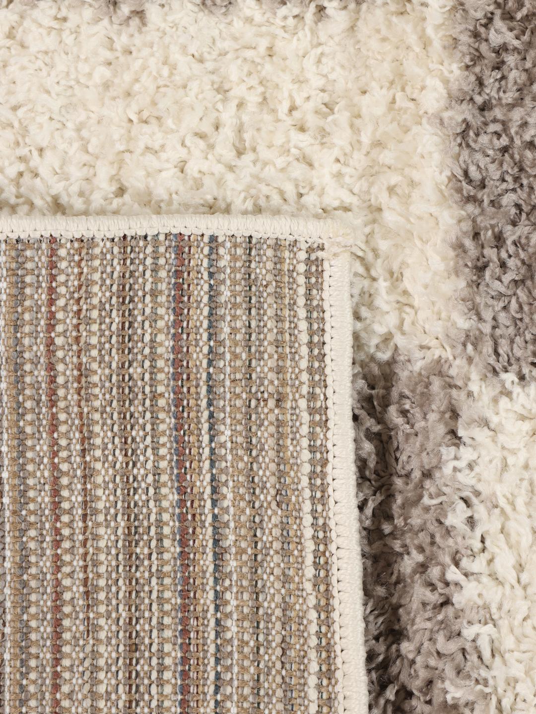 Un tapis de couloir à motif damier gris beige et blanc cassé