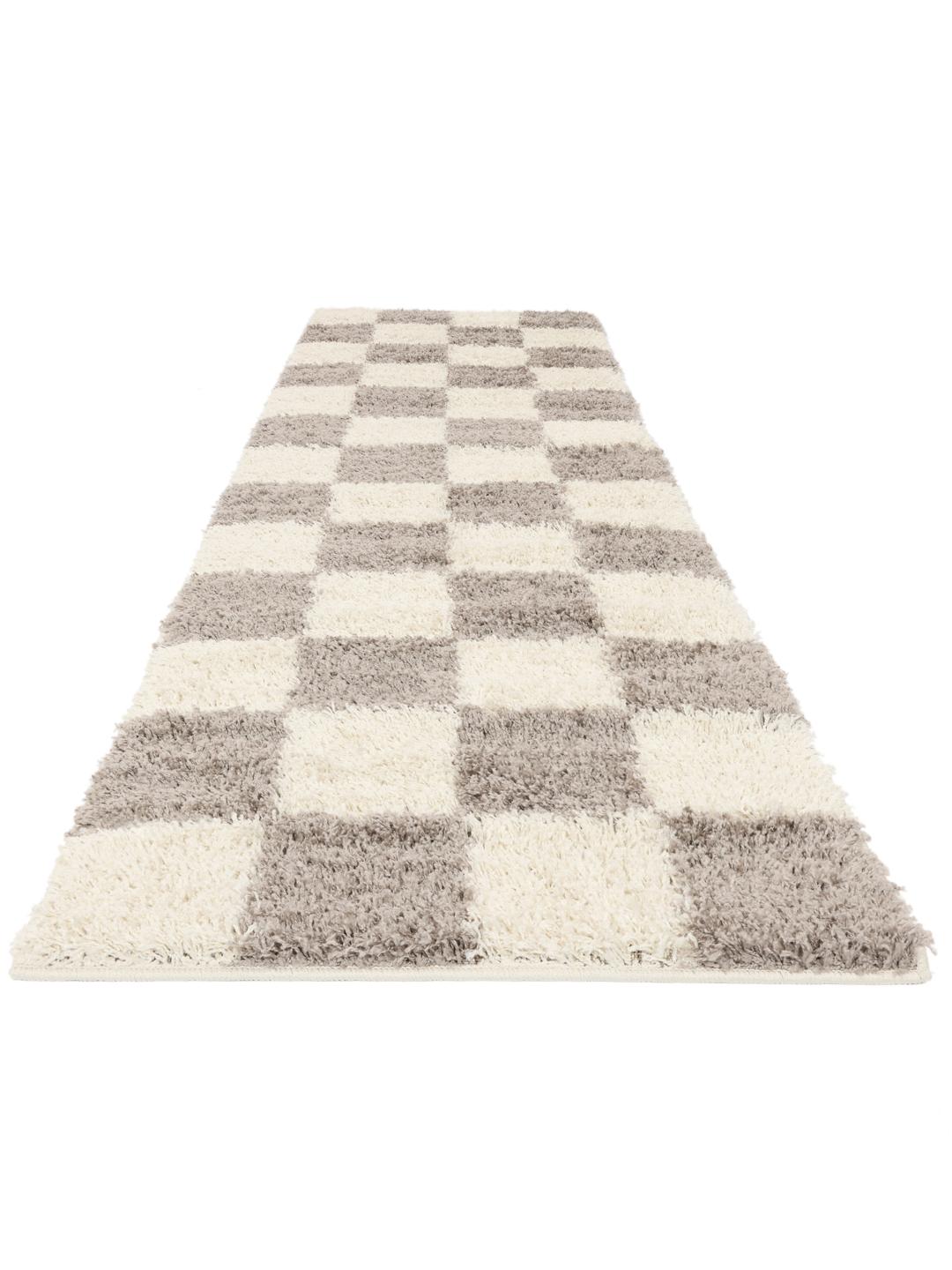 Un tapis de couloir à motif damier gris beige et blanc cassé