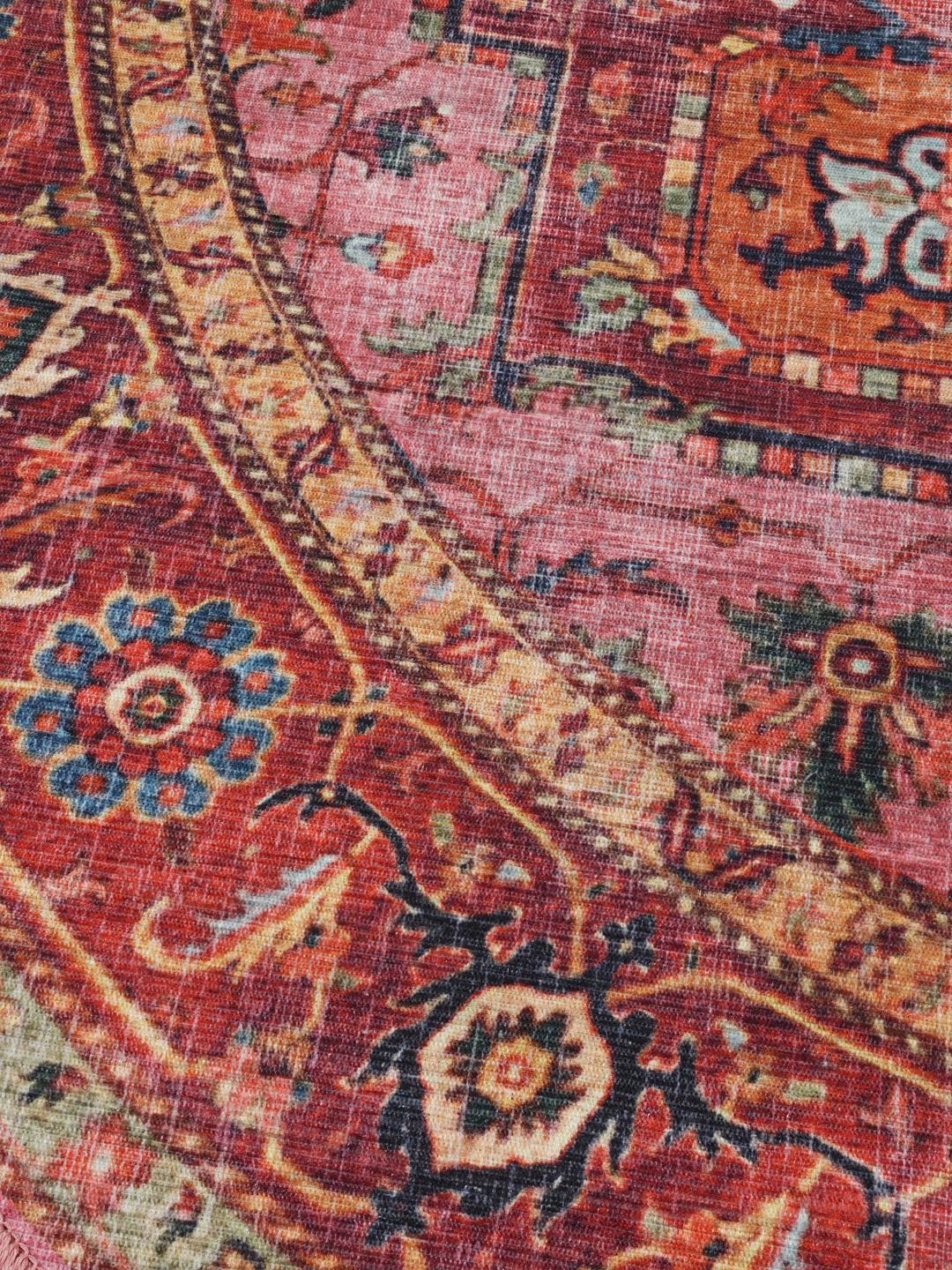 Rond tapijt in rood en roze
