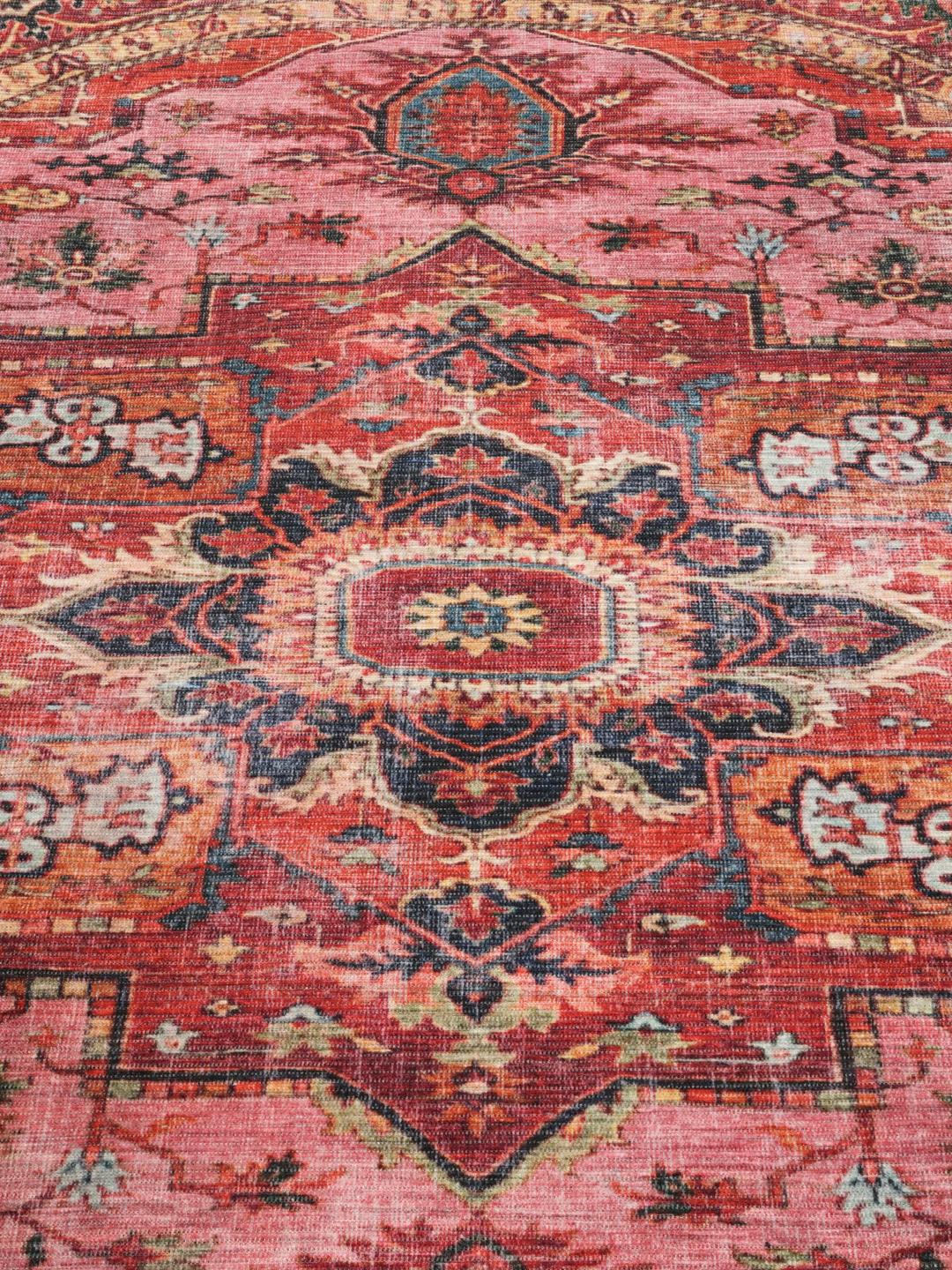 Rond tapijt in rood en roze