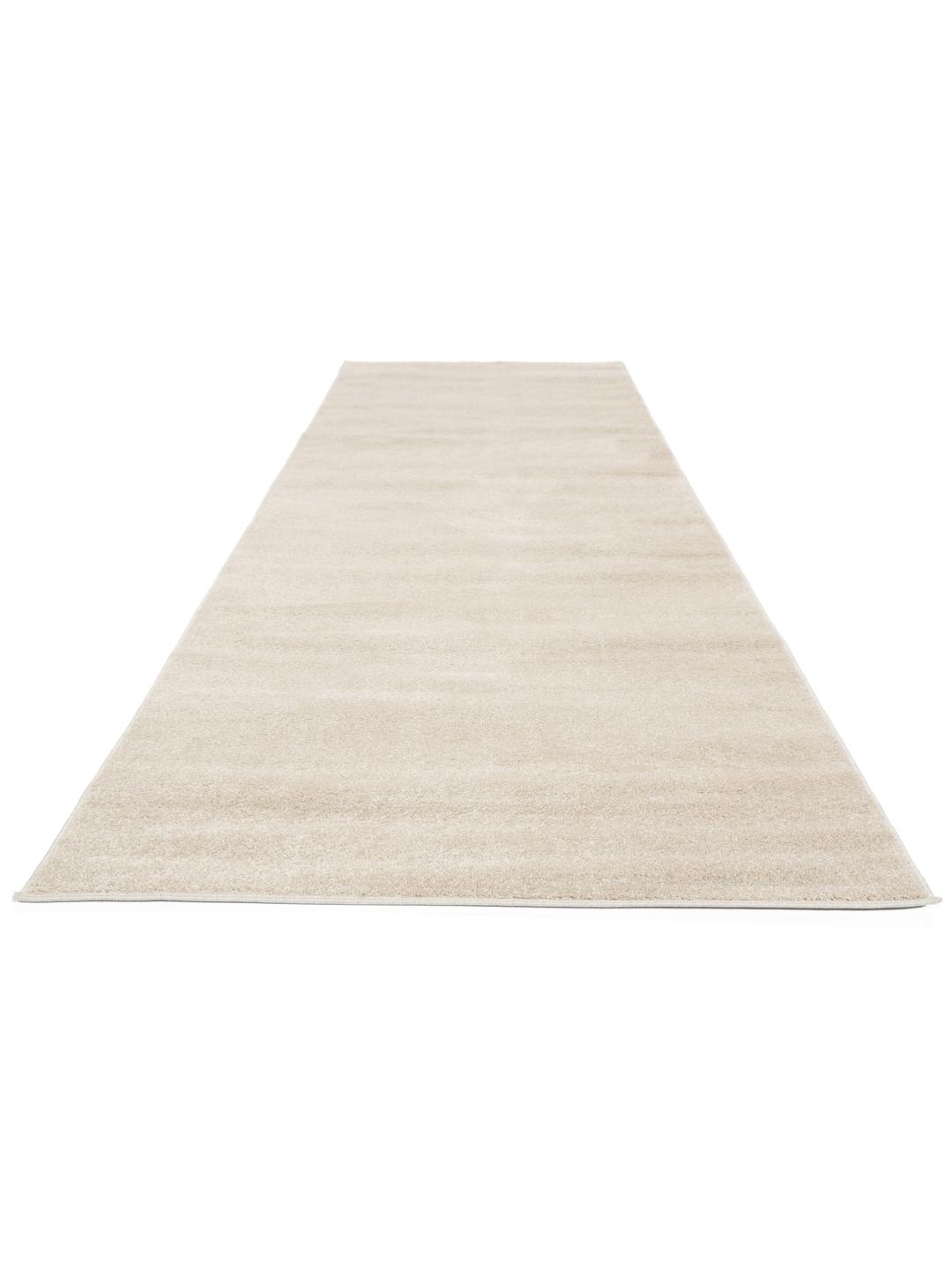 Un tapis de couloir doux blanc crème au design épuré et minimaliste.