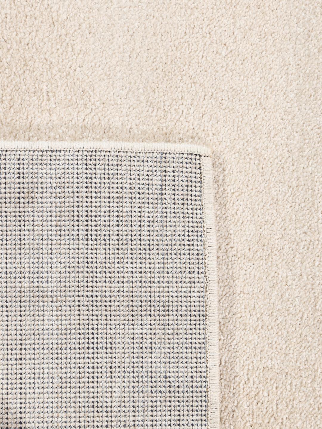 Un tapis de couloir doux blanc crème au design épuré et minimaliste.
