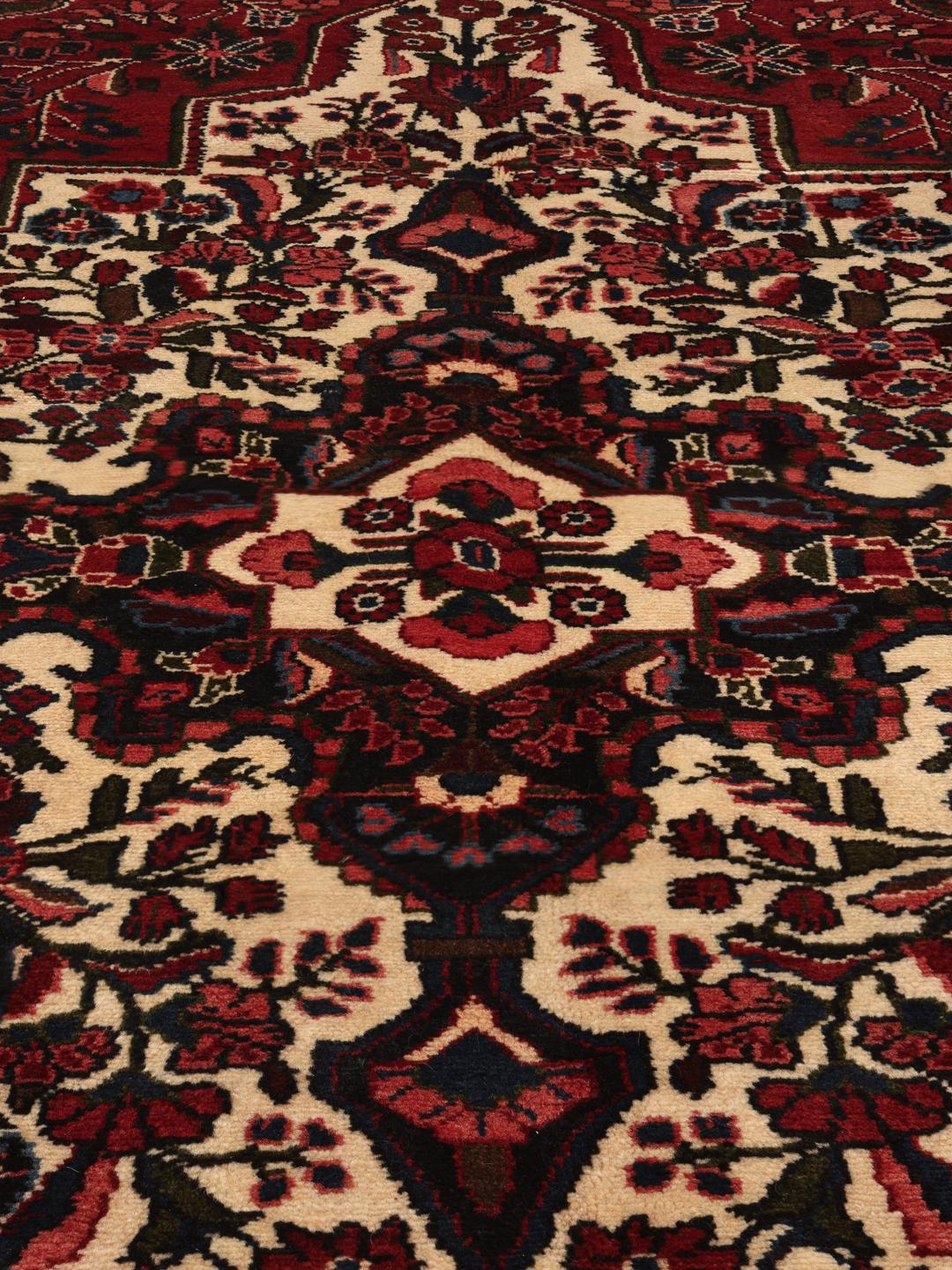 Handgeknoopt tapijt uit het Midden-Oosten in rood en crème met florale medaillonpatronen