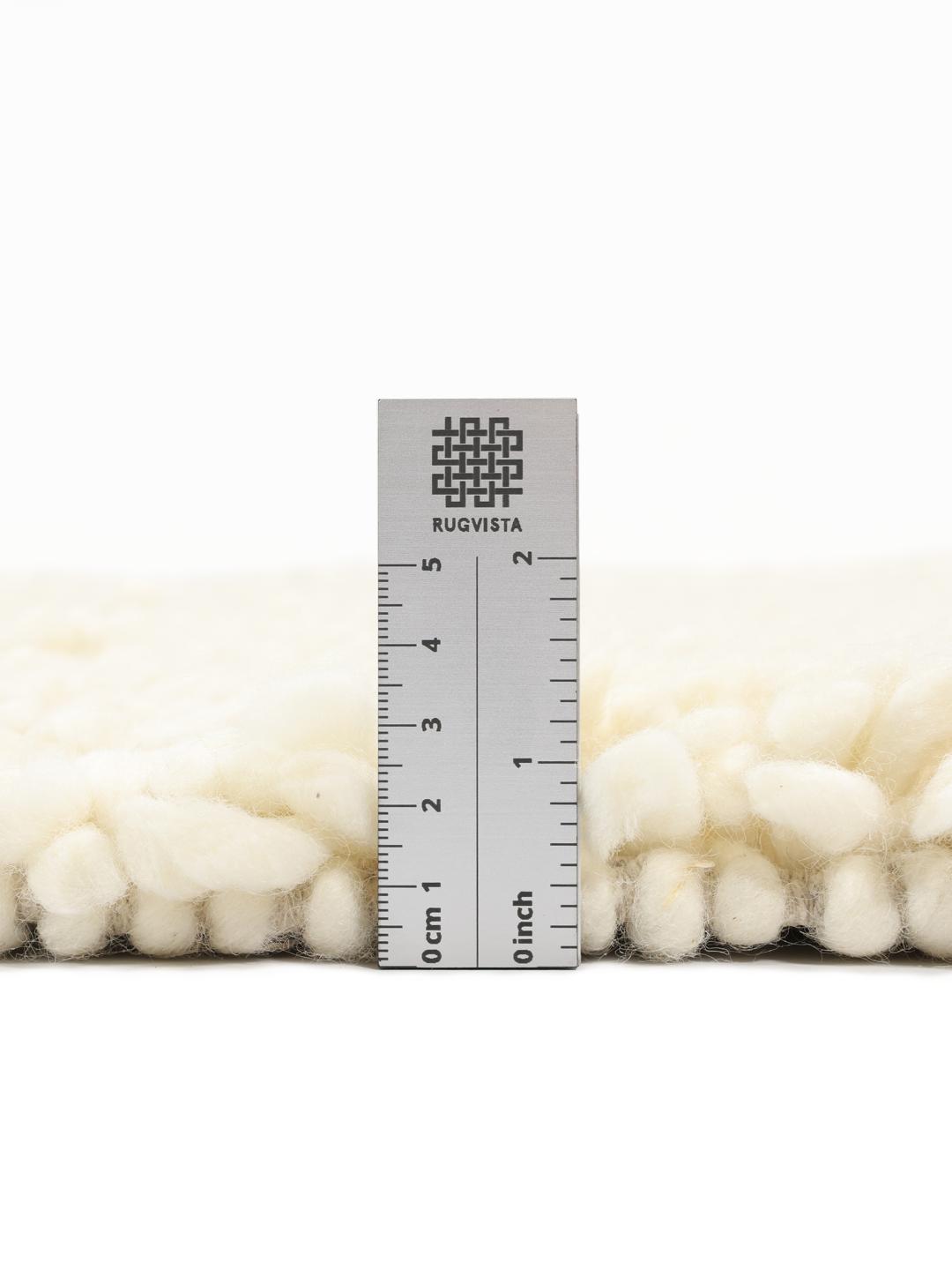 Een pluche, gebroken wit Wool tapijt met een hoogpolige textuur.