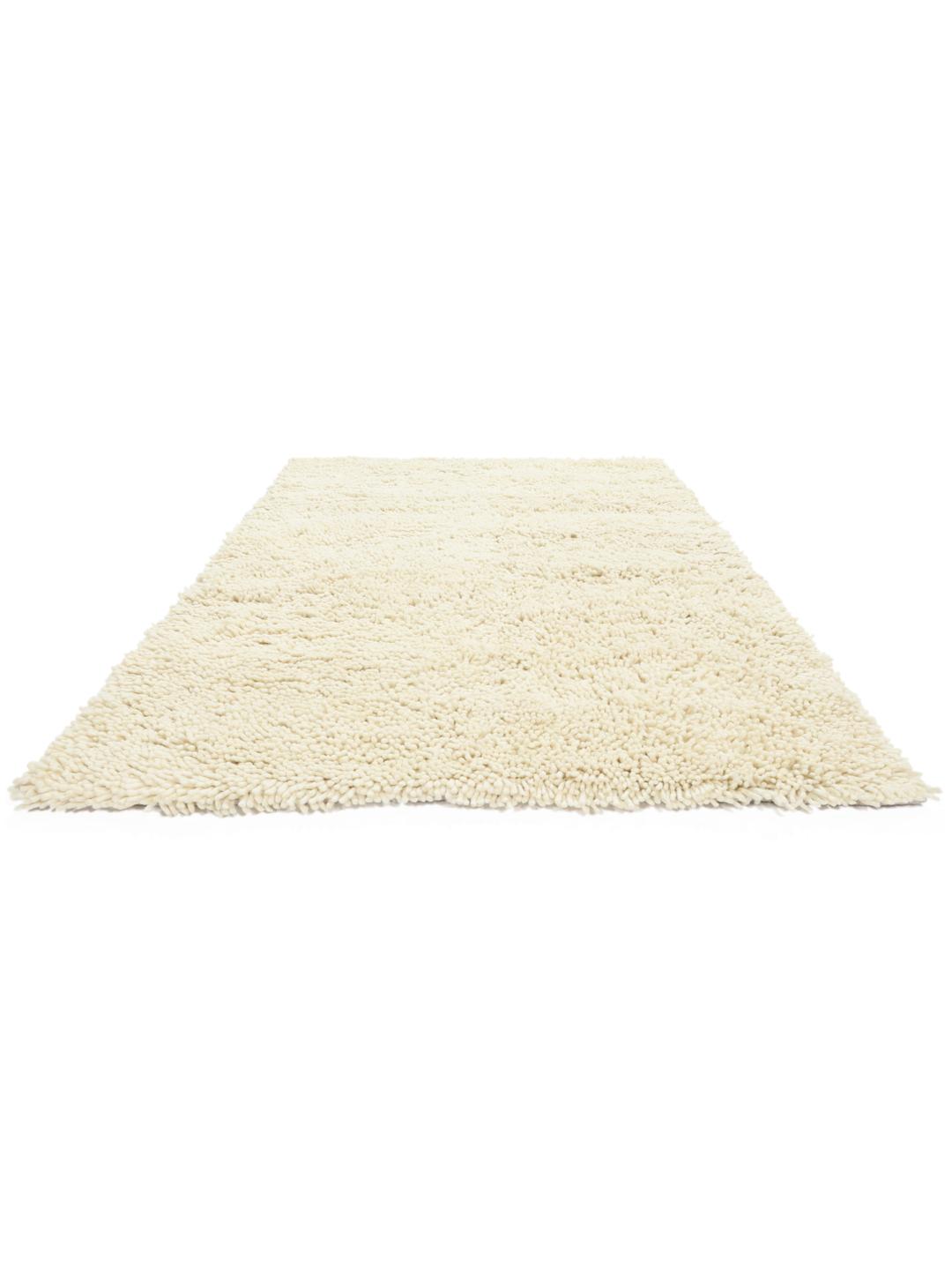 Een pluche, gebroken wit Wool tapijt met een hoogpolige textuur.