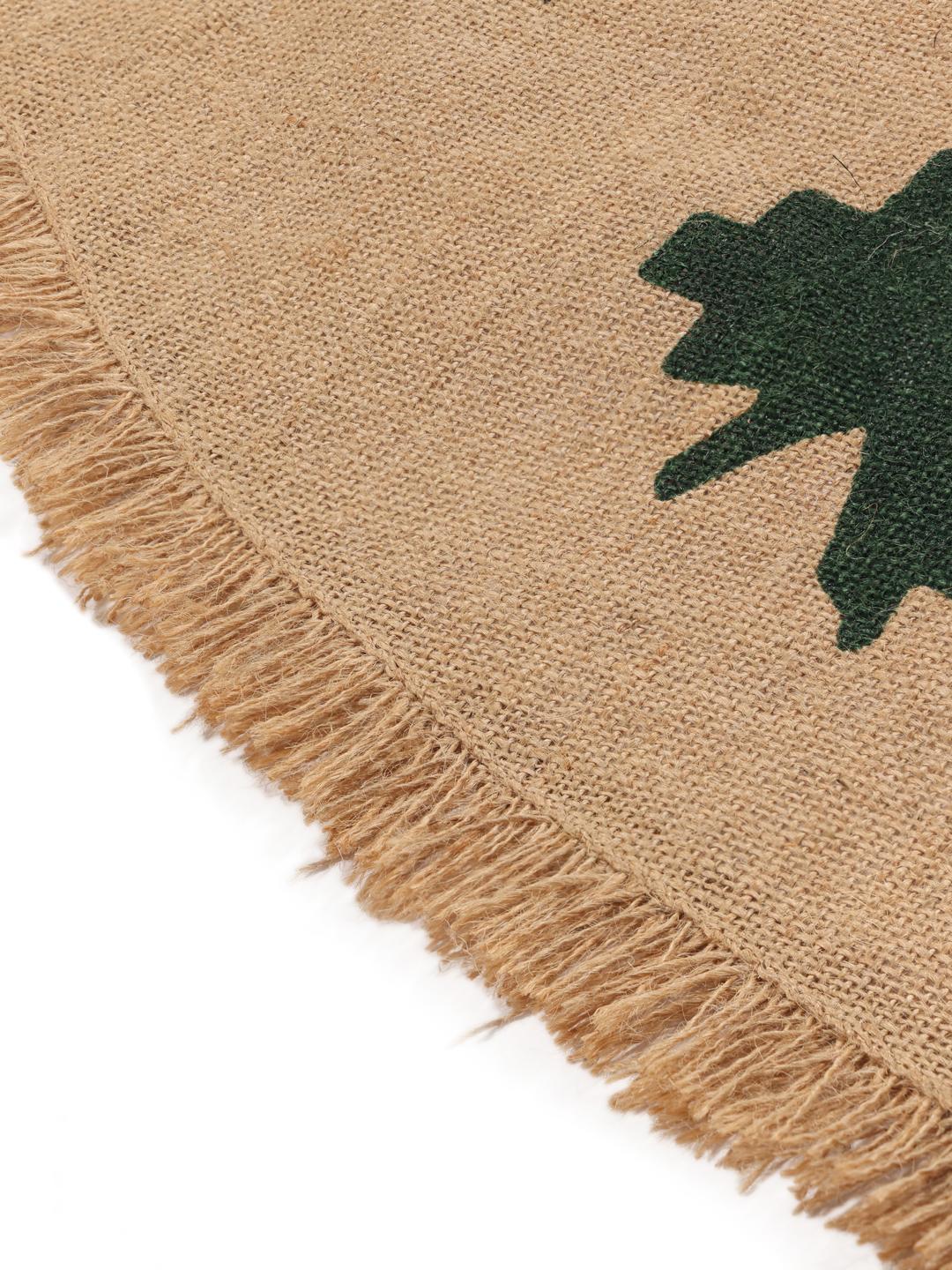 Tapis rond beige et vert avec des motifs d'arbres et des franges