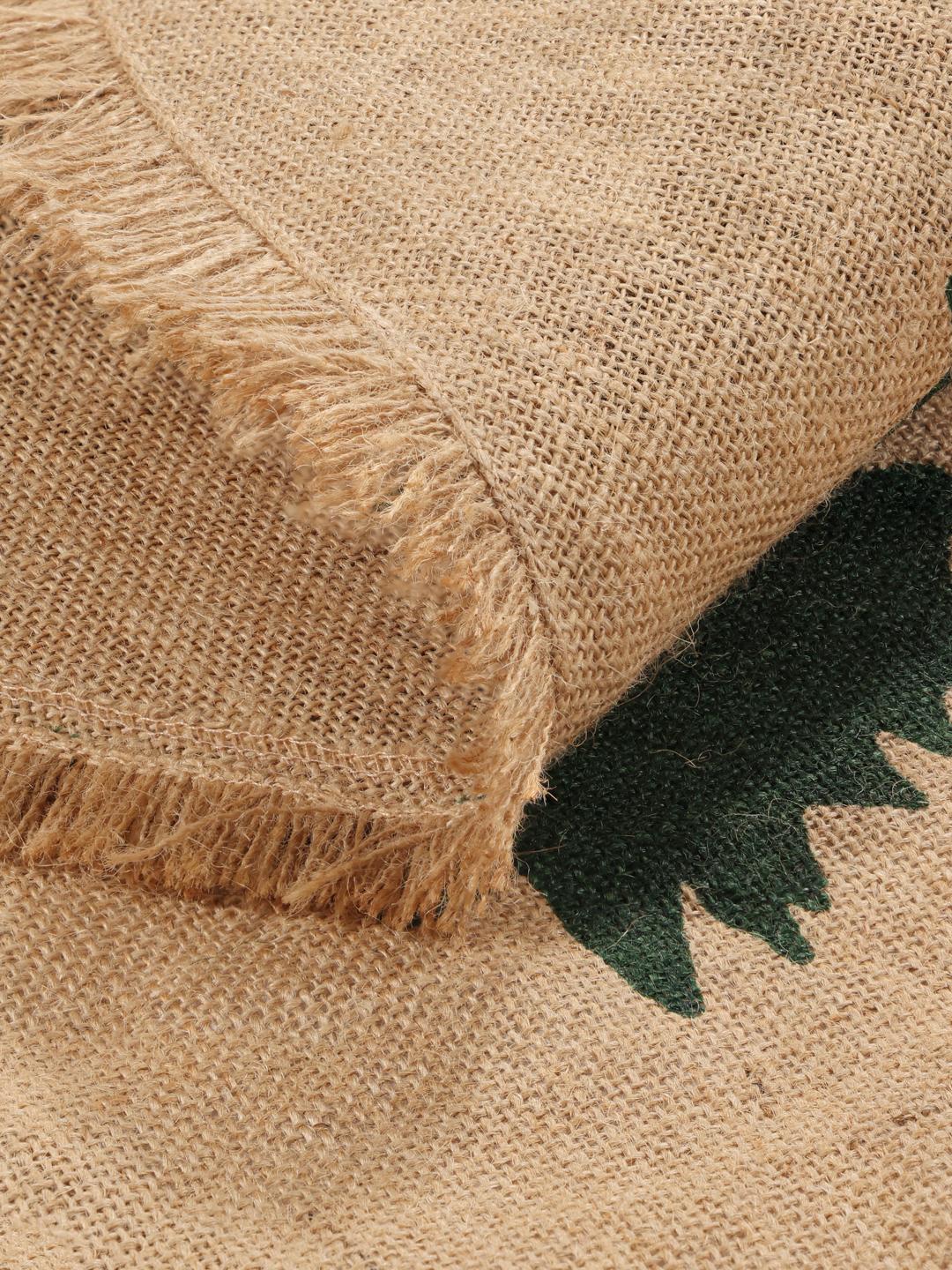 Tapis rond beige et vert avec des motifs d'arbres et des franges