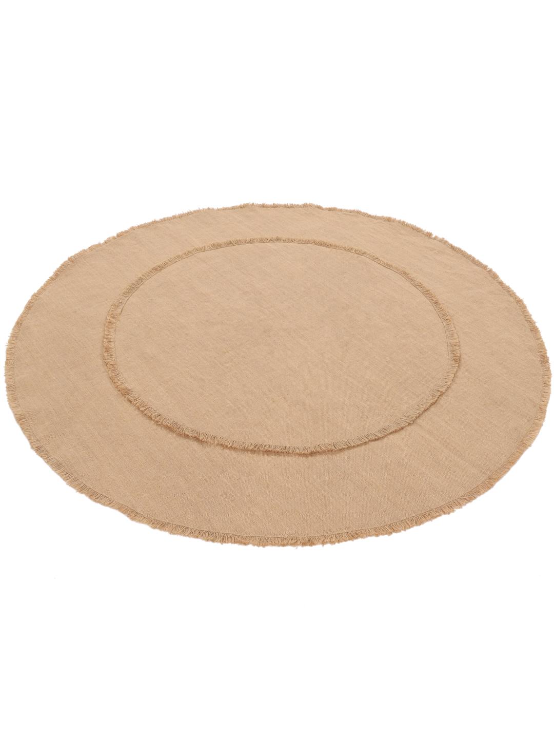 Rundt beige vævet tæppe med frynsedetaljer