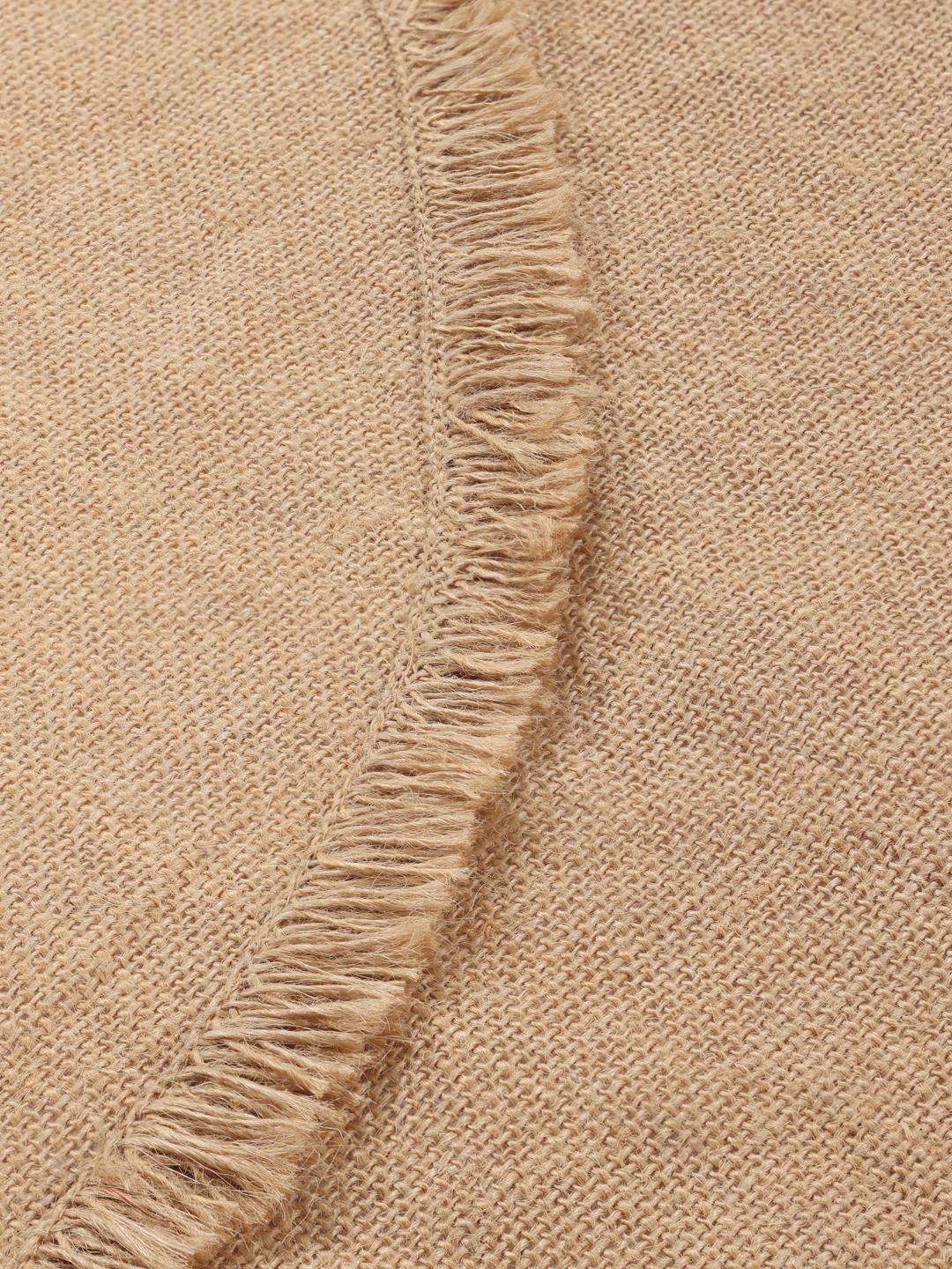 Rundt beige vævet tæppe med frynsedetaljer