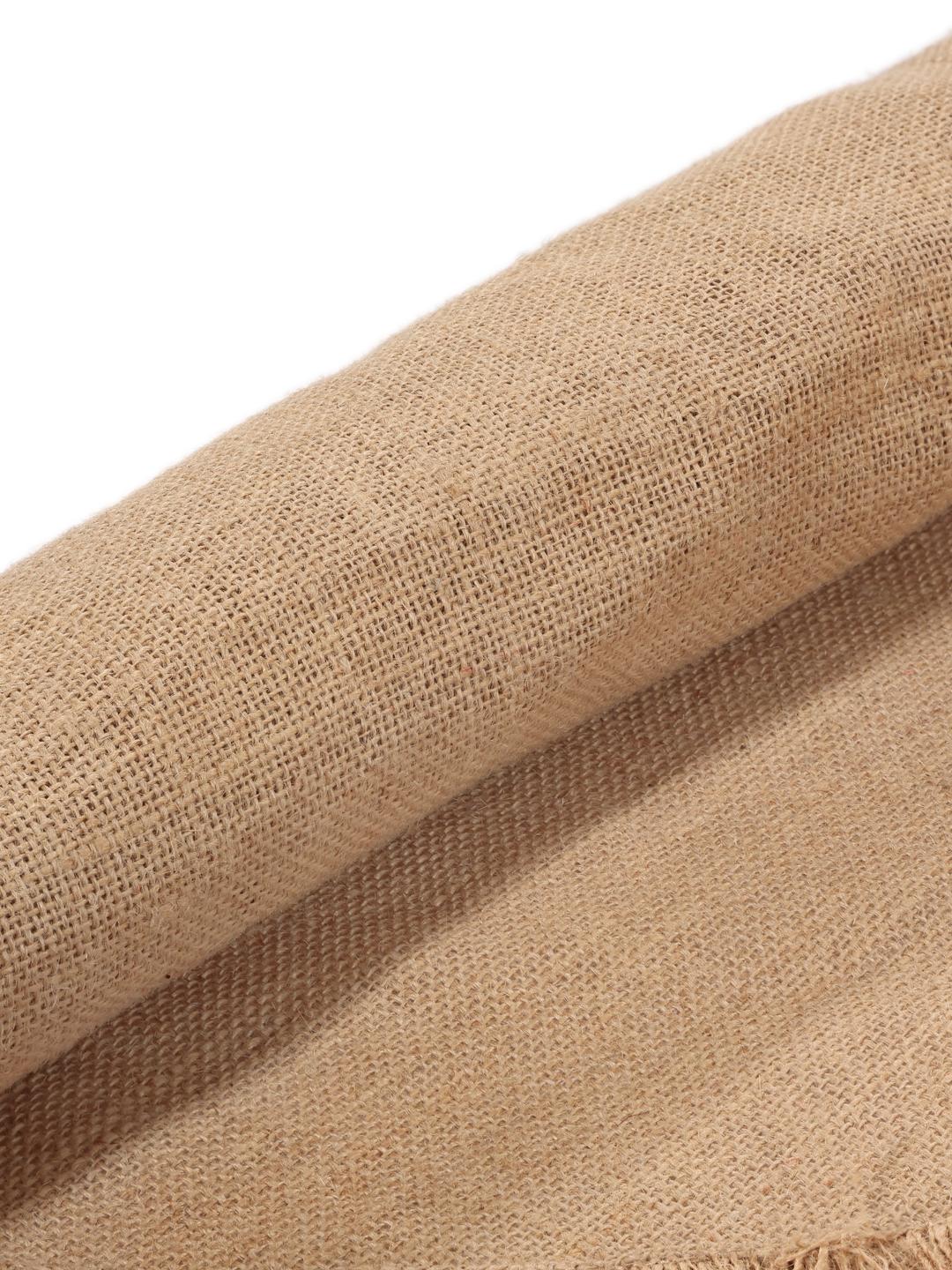 Rundt beige vævet tæppe med frynsedetaljer