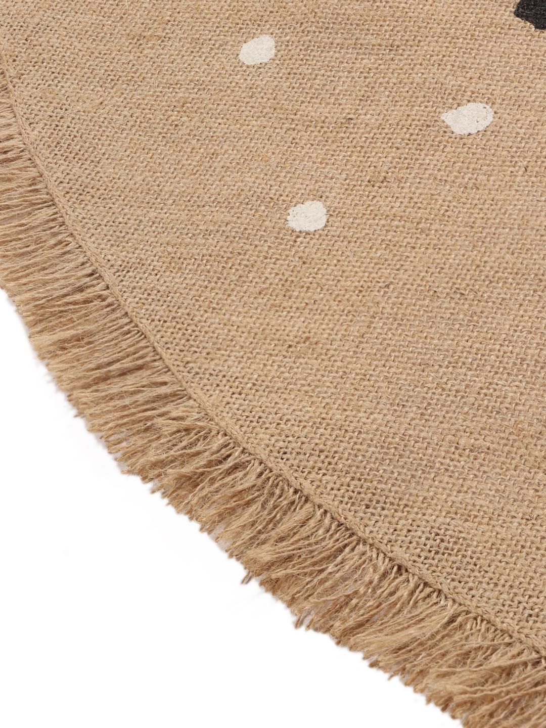 Rond beige en zwart vloerkleed met een bosprint en franje
