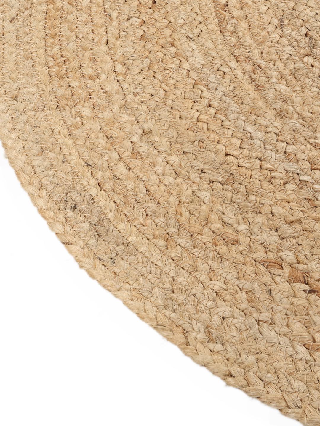 Rundt beige tæppe lavet af naturlig jute