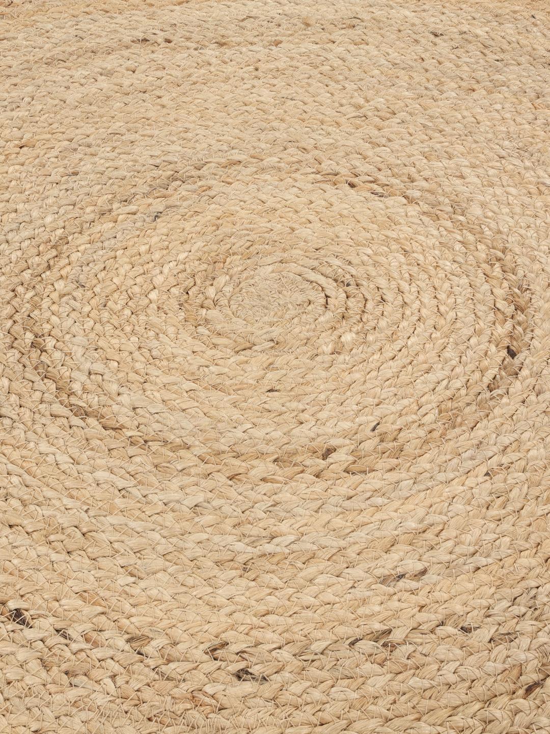 Rundt beige tæppe lavet af naturlig jute