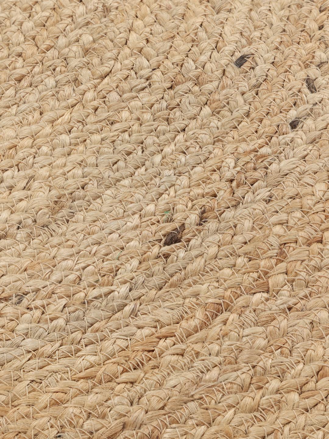 Rundt beige tæppe lavet af naturlig jute