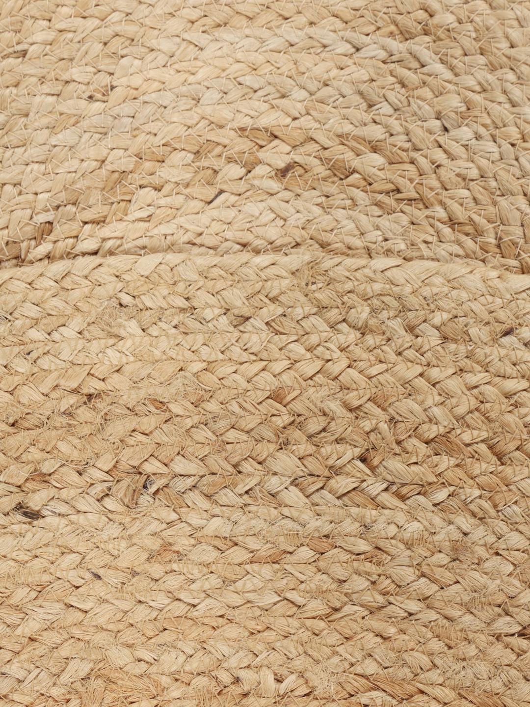 Rundt beige tæppe lavet af naturlig jute