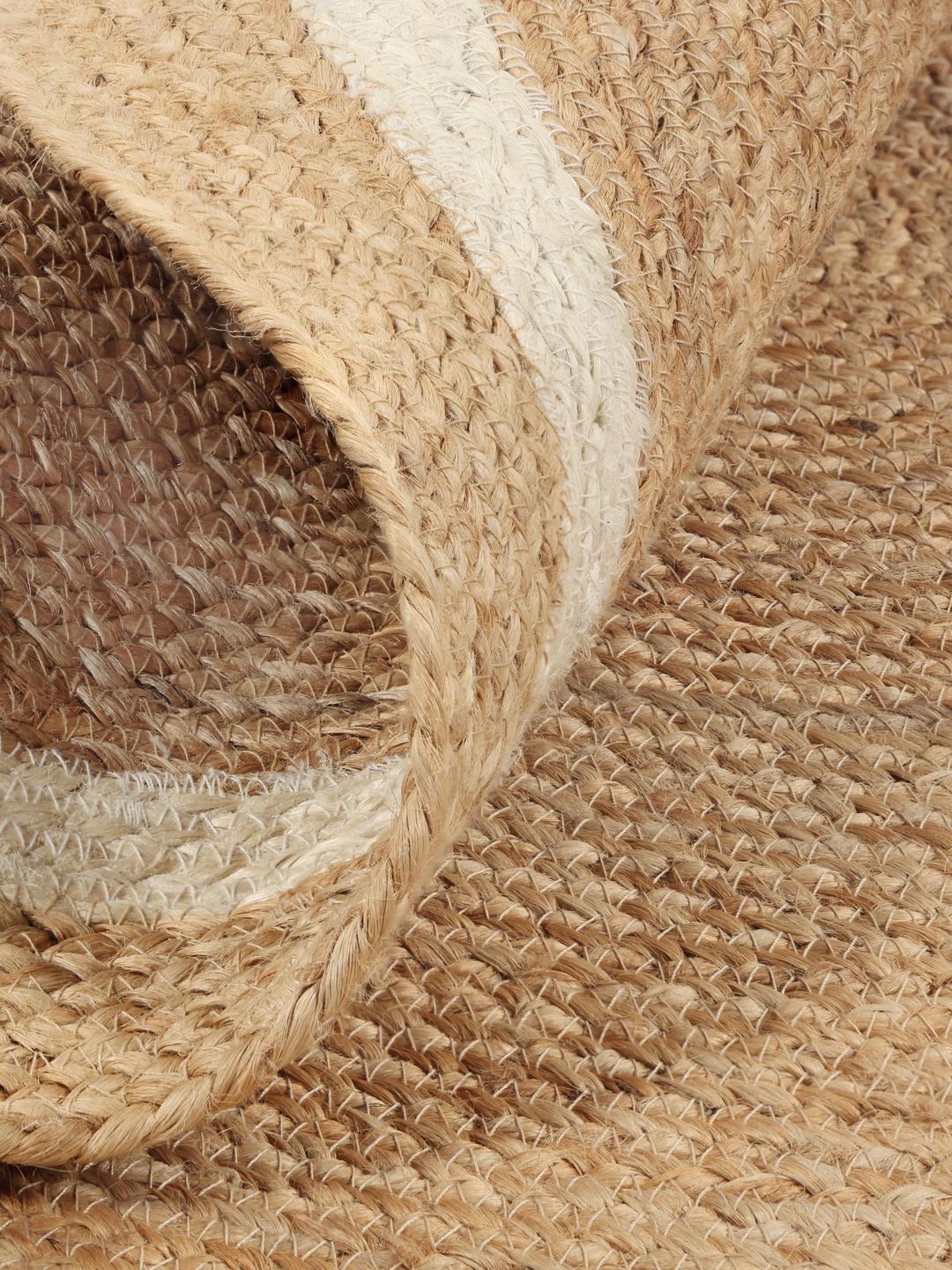 Rundt vævet tæppe i beige og hvid