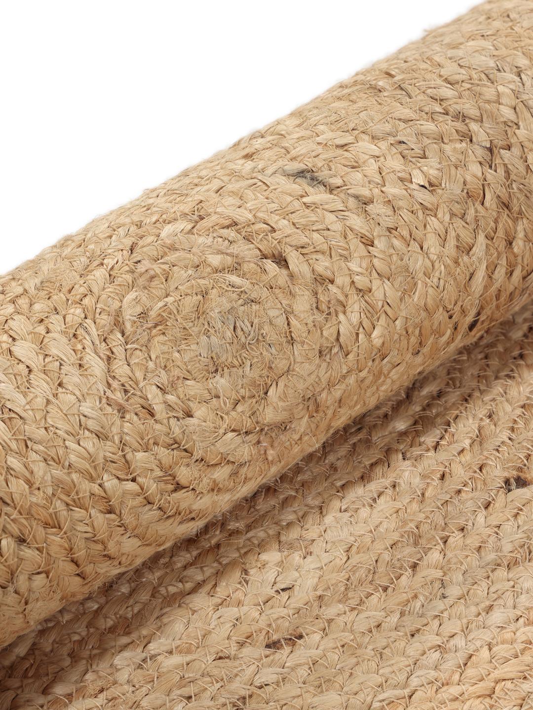 Rundt vævet tæppe i beige og hvid