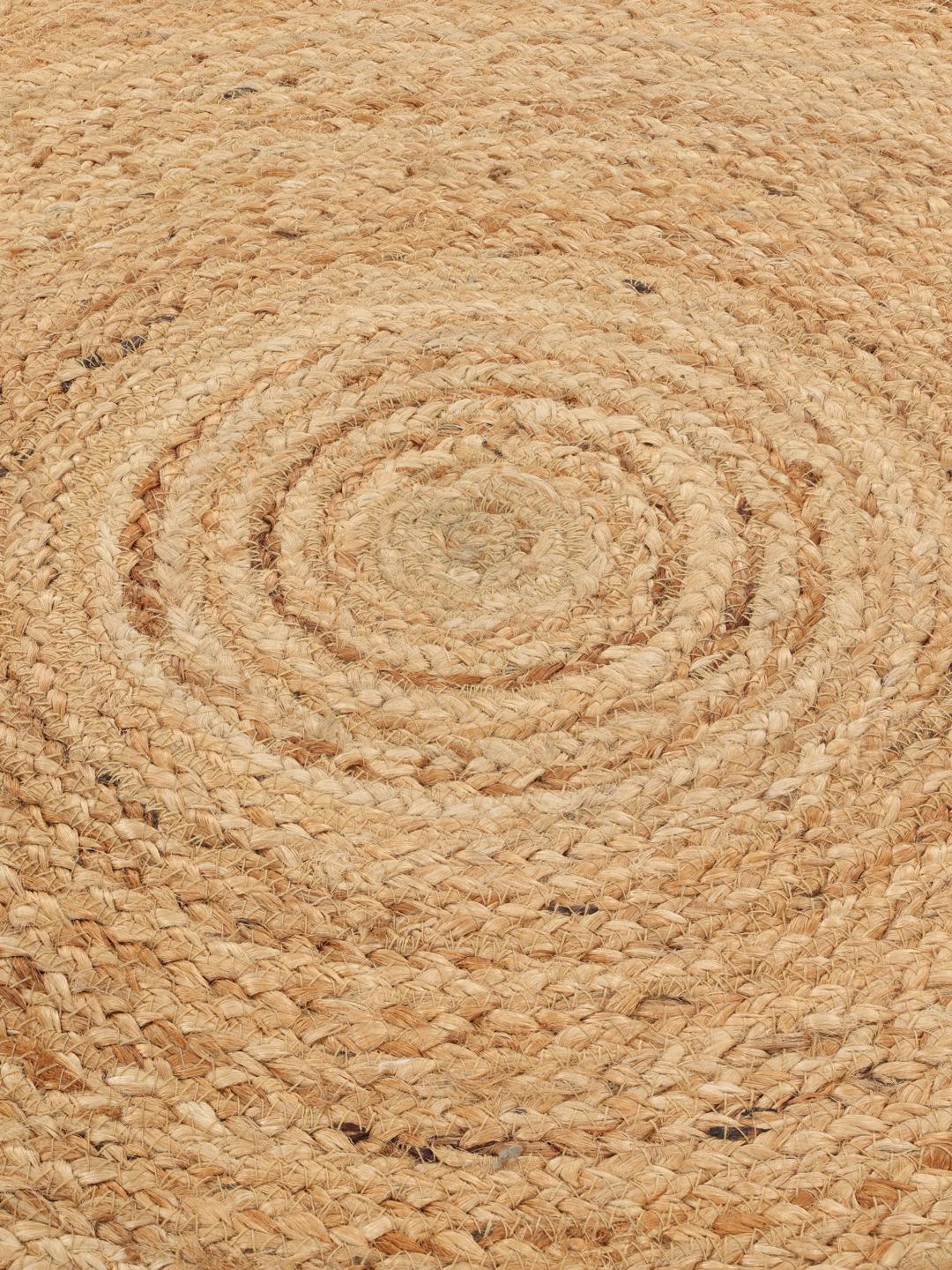 Een bloemvormig beige jute vloerkleed met een zwarte rand.
