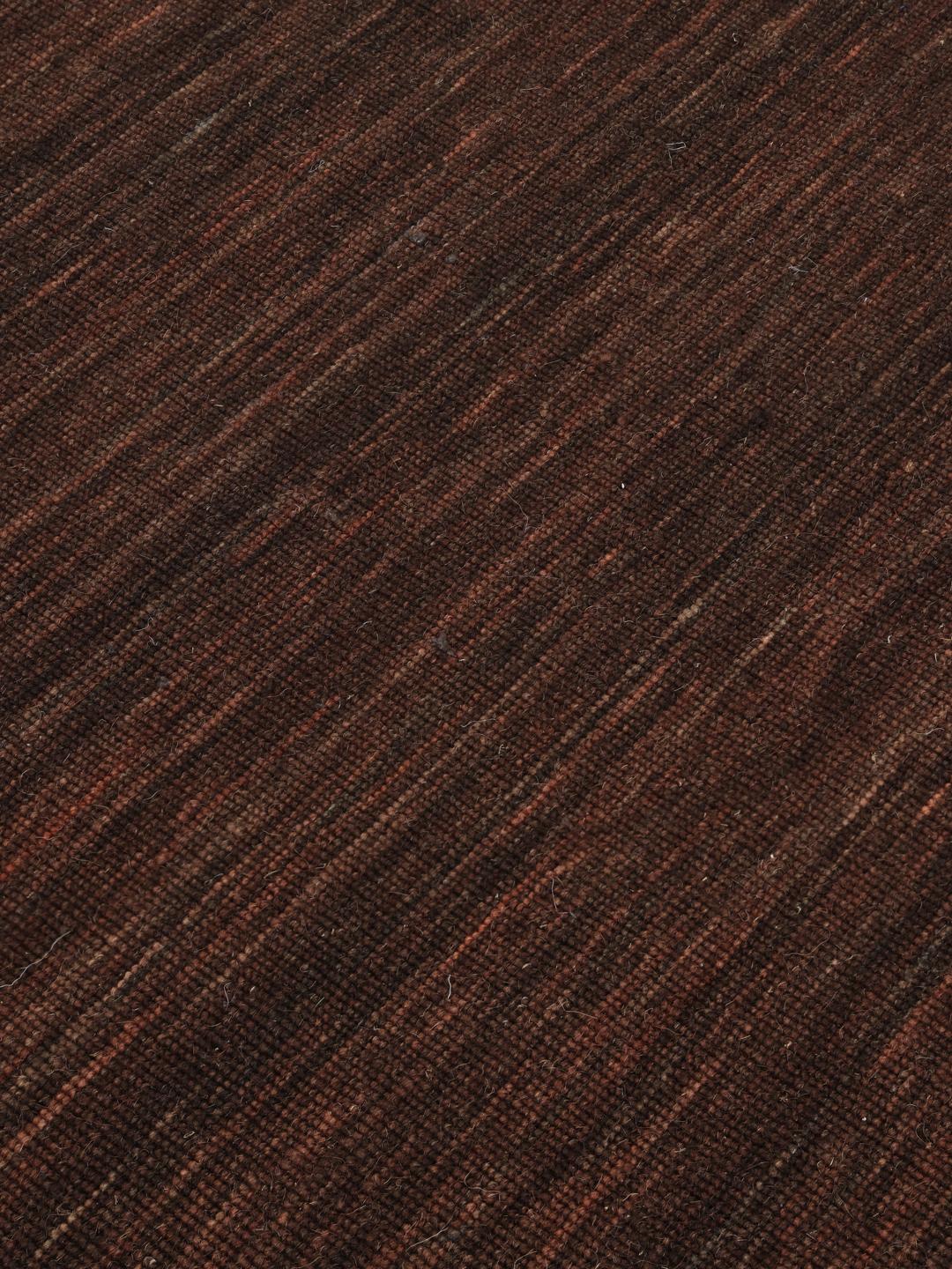 tapis brun foncé