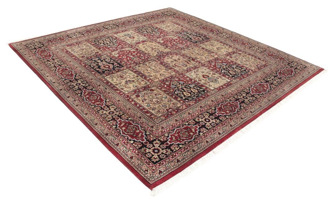 Vierkant handgemaakt tapijt met bloempanelen in donkerrood en beige uit India