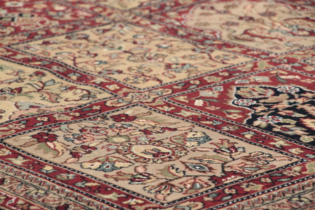 Vierkant handgemaakt tapijt met bloempanelen in donkerrood en beige uit India
