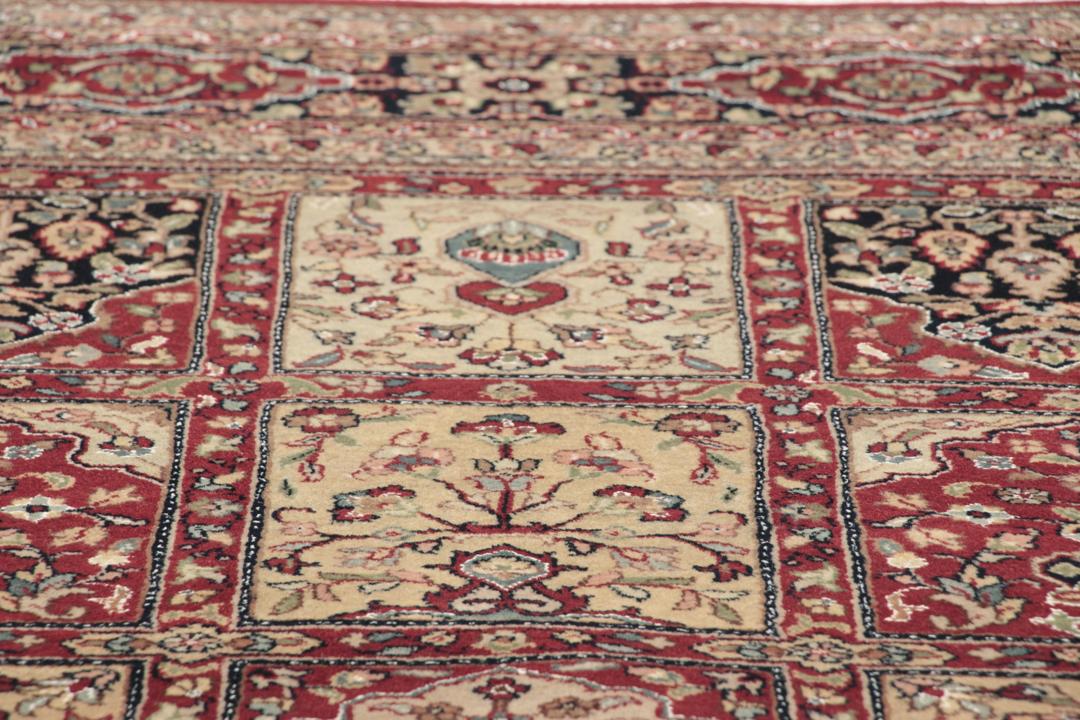 Vierkant handgemaakt tapijt met bloempanelen in donkerrood en beige uit India