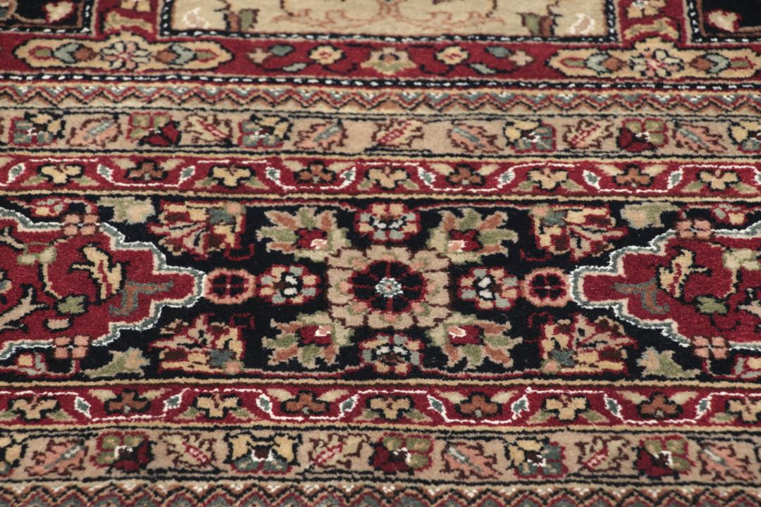 Vierkant handgemaakt tapijt met bloempanelen in donkerrood en beige uit India