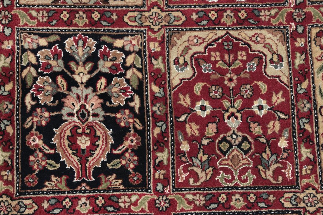 Vierkant handgemaakt tapijt met bloempanelen in donkerrood en beige uit India
