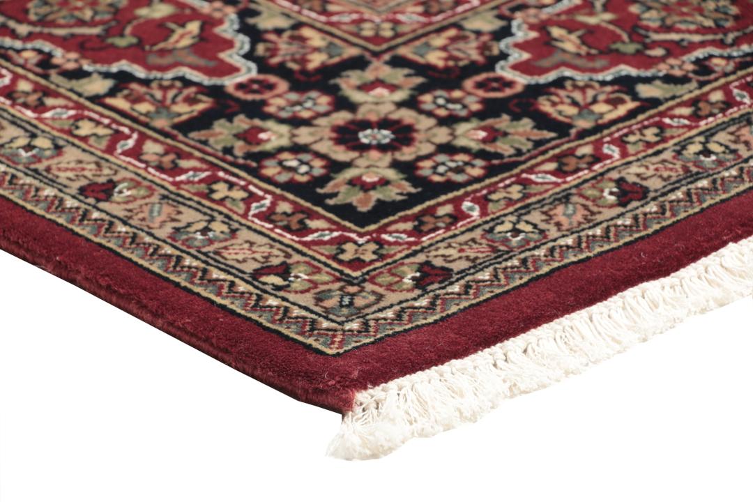 Vierkant handgemaakt tapijt met bloempanelen in donkerrood en beige uit India