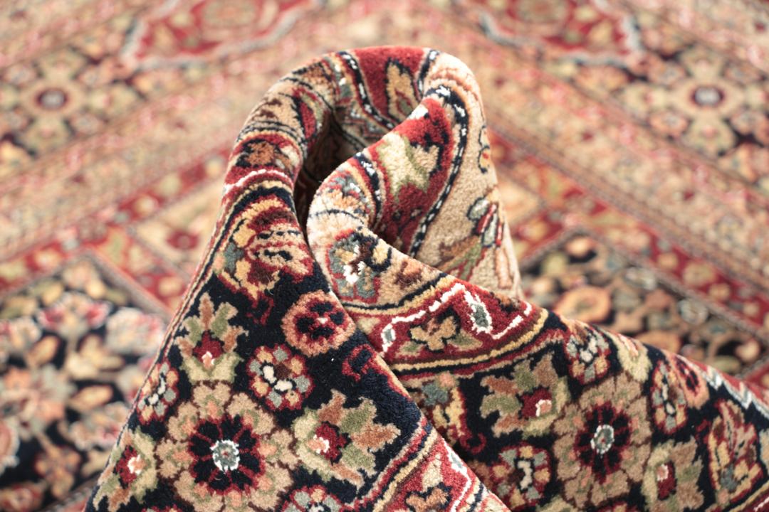 Vierkant handgemaakt tapijt met bloempanelen in donkerrood en beige uit India