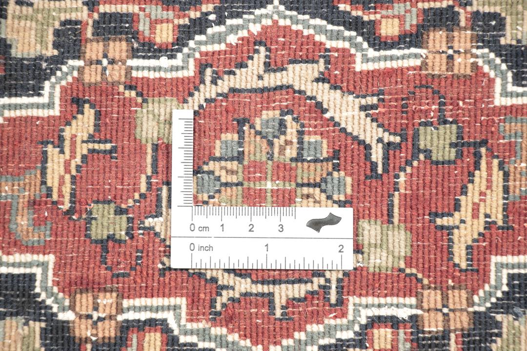 Vierkant handgemaakt tapijt met bloempanelen in donkerrood en beige uit India